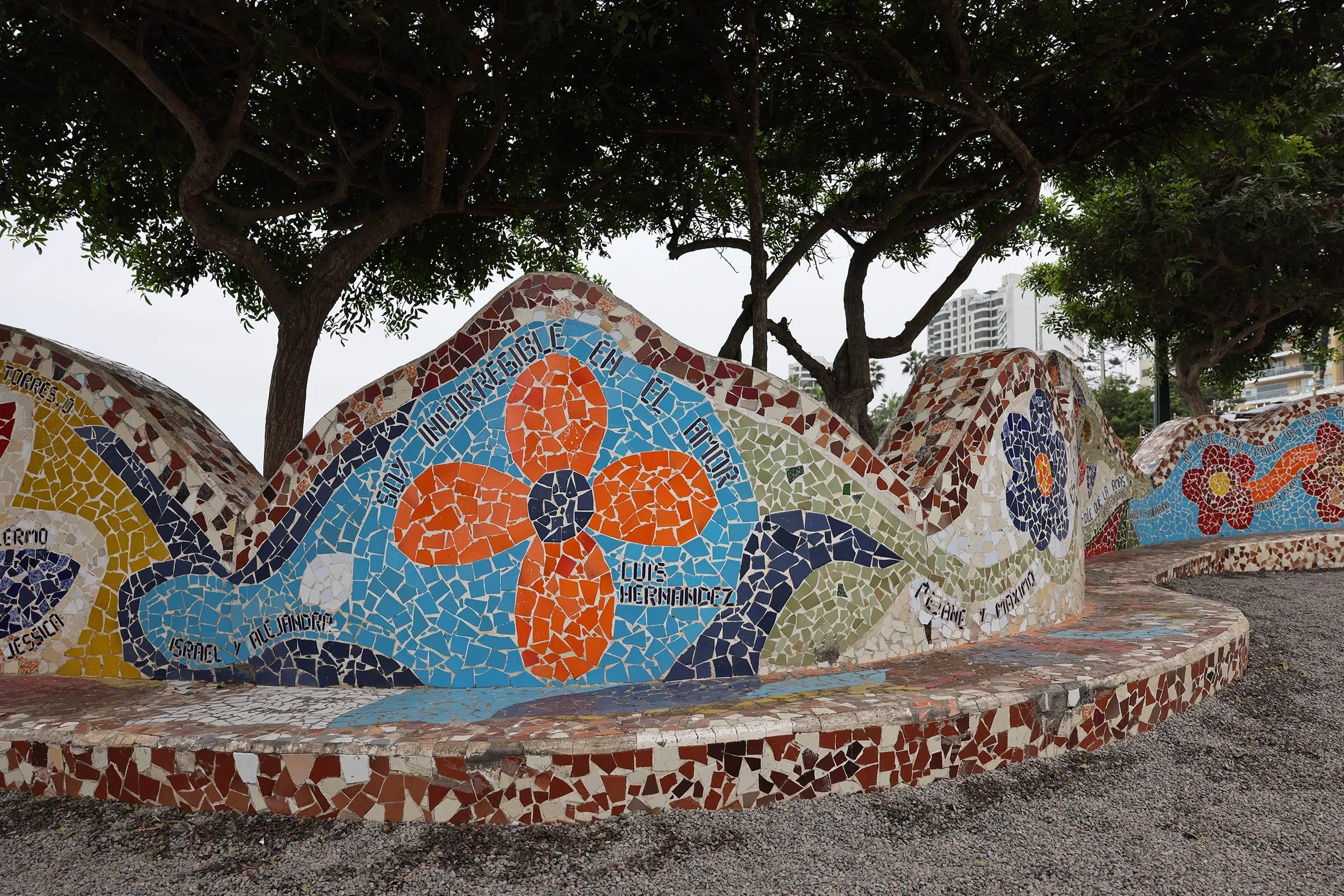 Mosaiker med citat och dikter om kärlek i Parque del Amor, Lima, Peru
