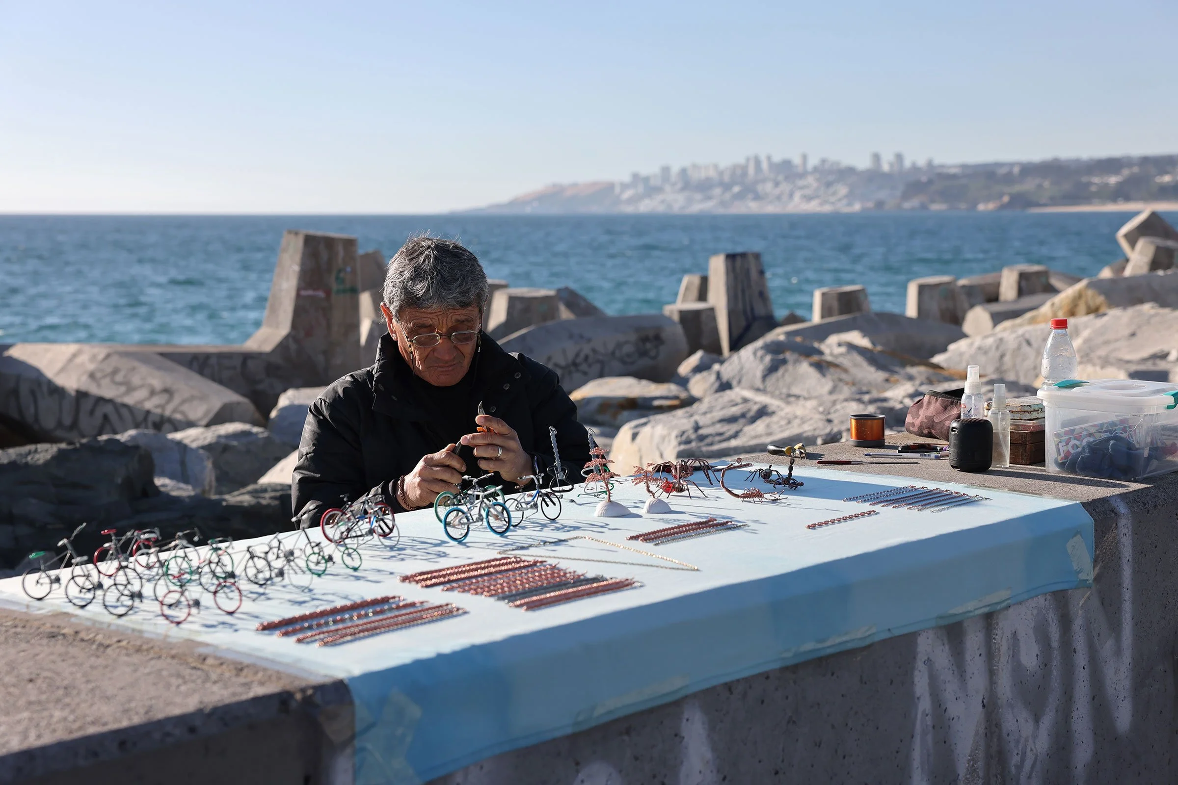 Hantverkare som tillverkat små cyklar i Viña del Mar, Chile