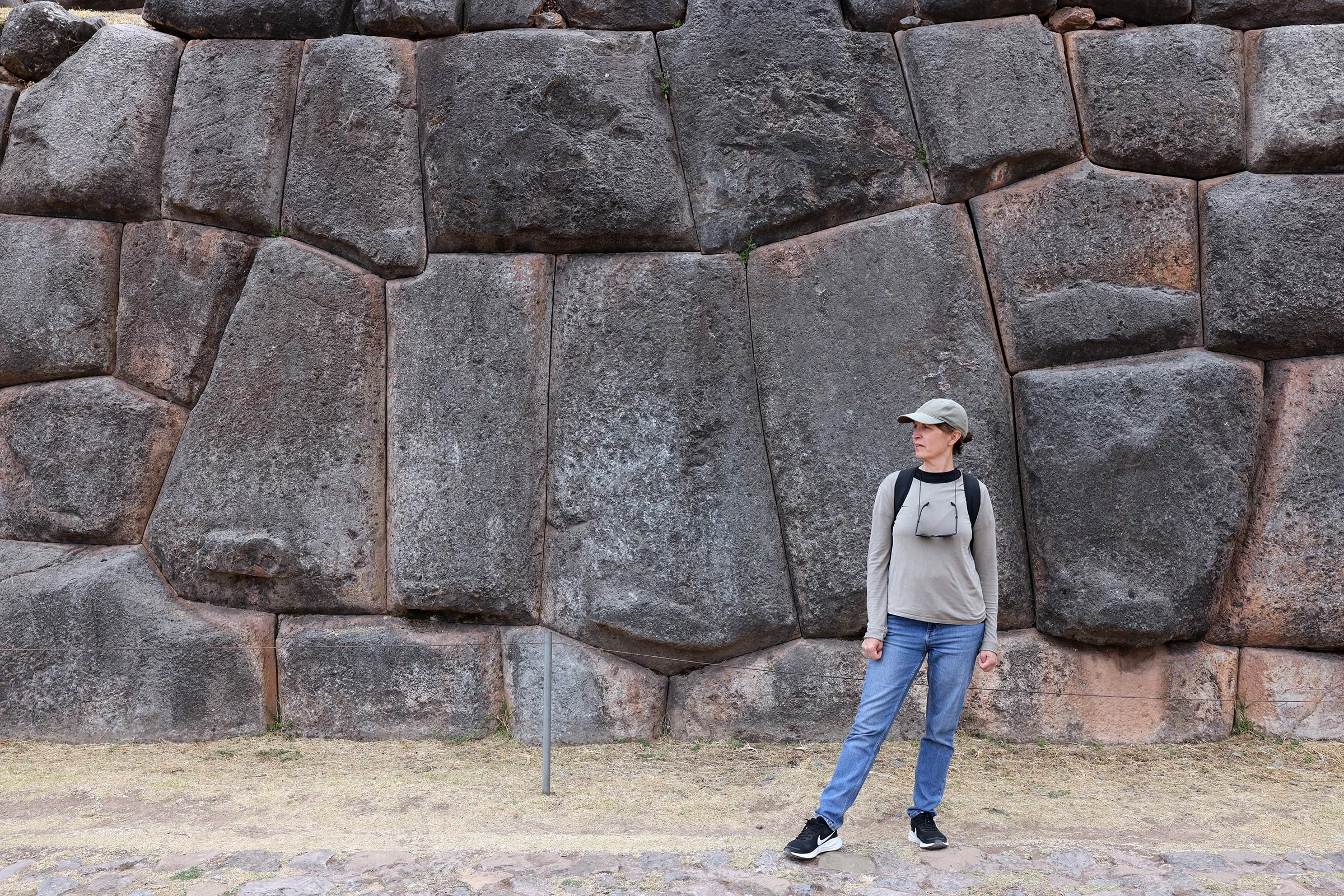 En stenvägg vid inkaruinerna Sacsayhuamán, Cusco, Peru