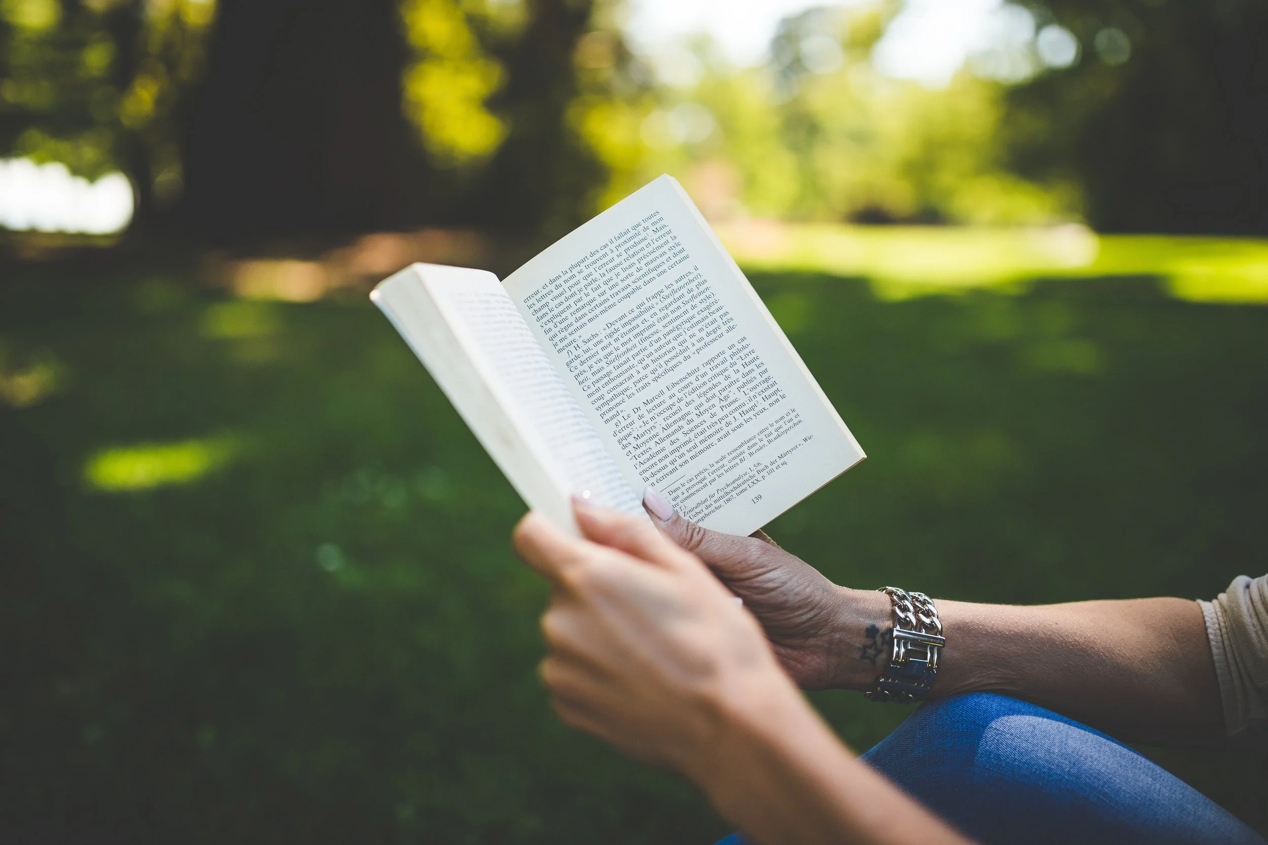 book-depth-of-field-hands-115001.jpg