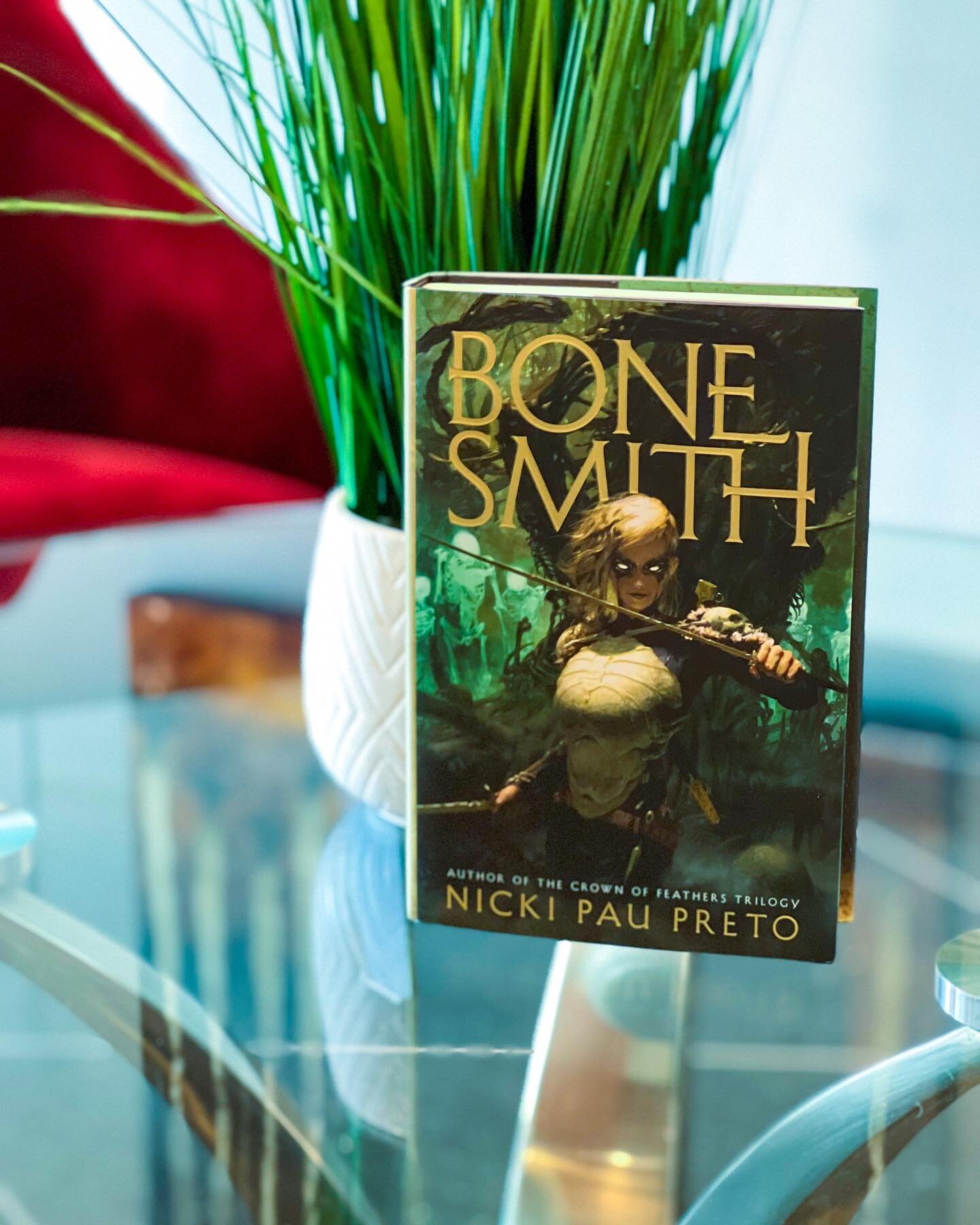 Happy book birthday to #Bonesmith ☠️ If you&rsquo;re looking for a spooky fantasy to curl up on the couch with, THIS IS THE BOOK! It has:

💀 Badass female lead
💀 Enemies to lovers
💀 Spooky Vibes
💀 Walking Dead 
 
and more!

#YAFantasy #Bookstagra
