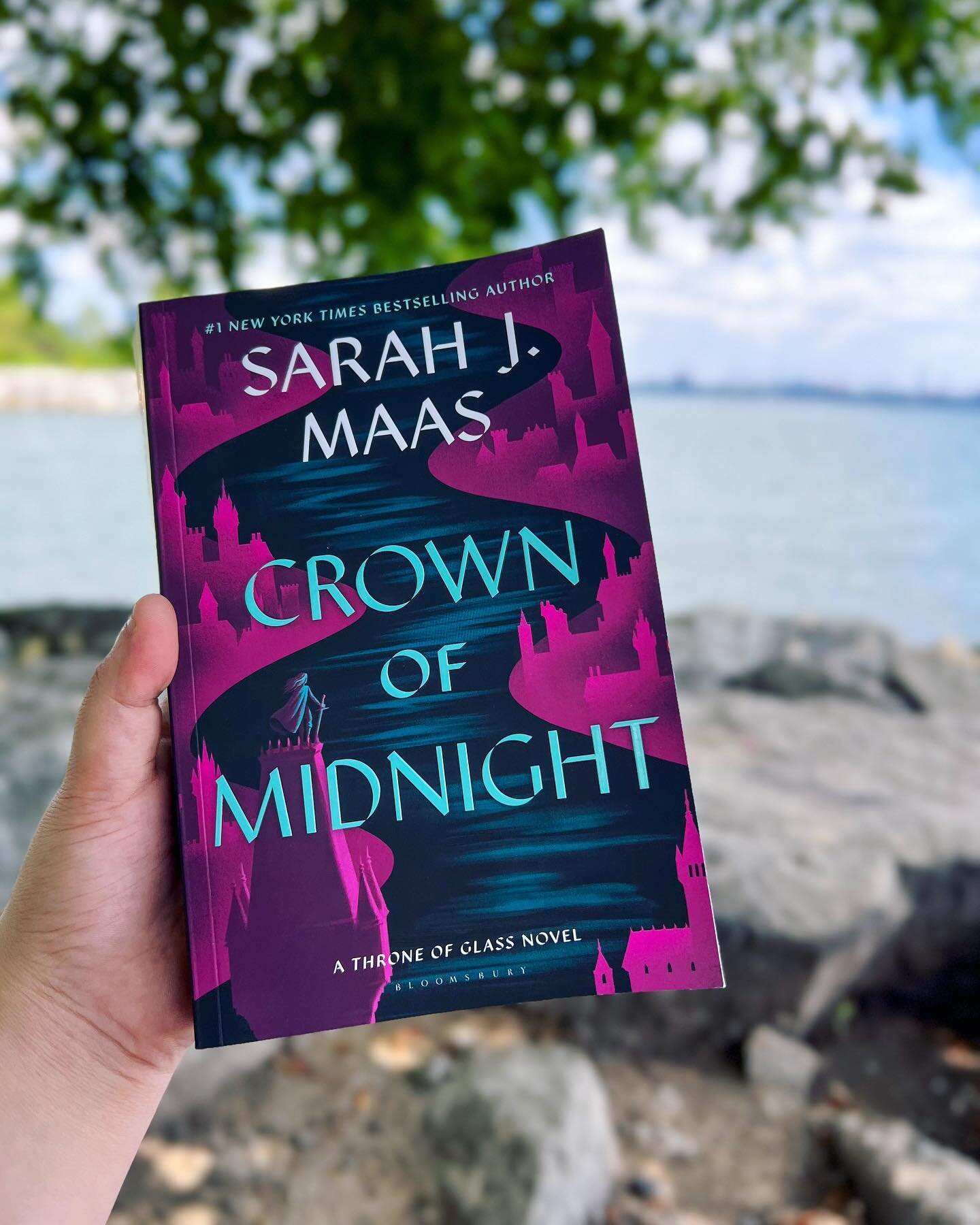 Spending my afternoon reading by the water. Really enjoying the #ThroneOfGlassSeries so far! 

Where&rsquo;s your favourite place to read?

#AmReading #Fantasy #SummerReading #SarahJMaas #Bookstagram