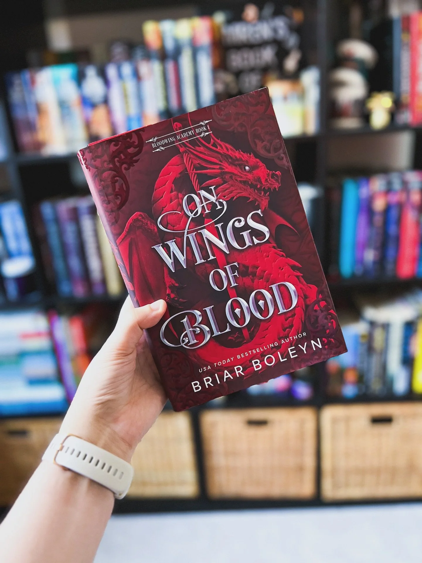 VAMPIRES ARE SO BACK! Don&rsquo;t mind me as I obsess over Bloodwing Academy&hellip; 

This series has everything you could want in a dark fantasy:

🩸Vampires
🩸 Dragons
🩸 Academy Setting
🩸 Deadly Competition
🩸 Slow Burn Enemies to Lovers

Are yo
