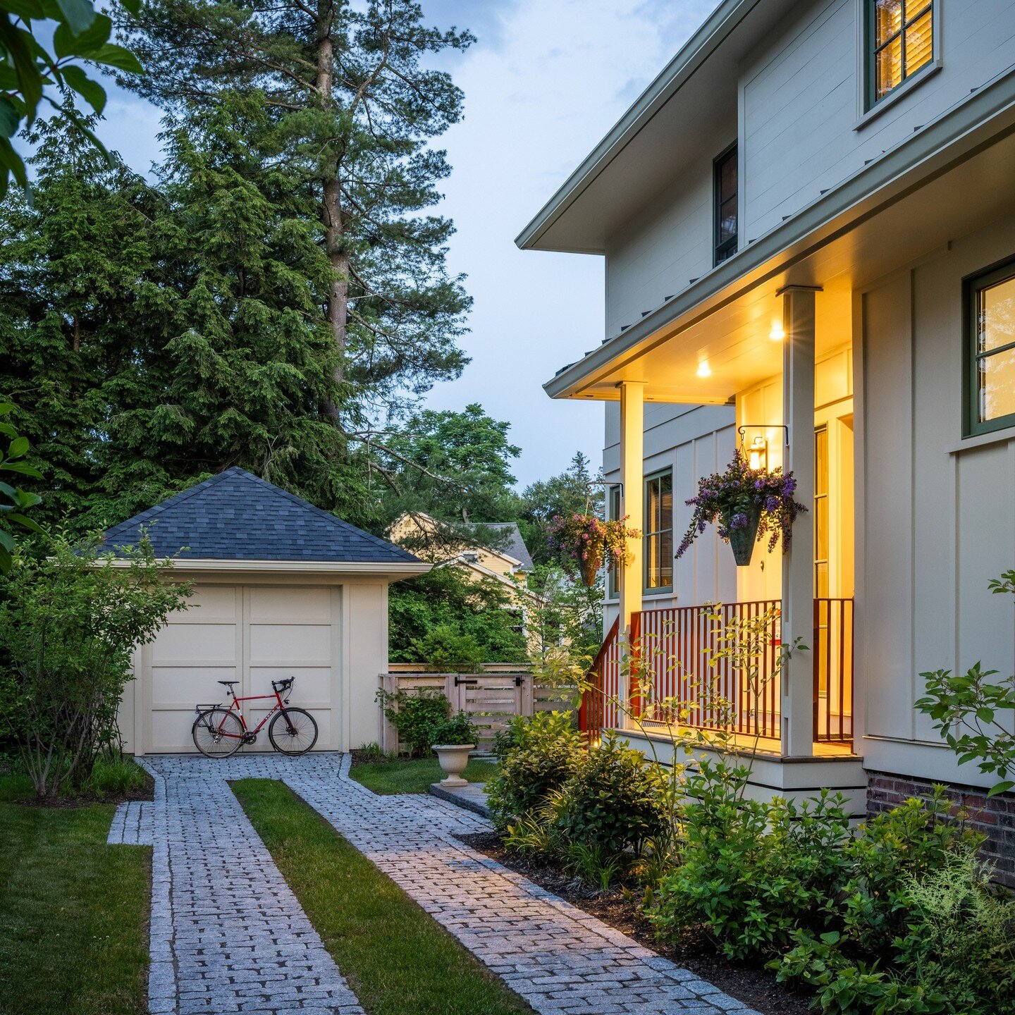 This cozy entrance came together thanks to collaboration with @eckmacneelyarchitects and the beautiful craftsmanship of @msc_site.masonry.landscape. 

Photography: @crucinski_ 

#wolalandarch #landscapedesign #landscapearchitecture #landscape #thisis