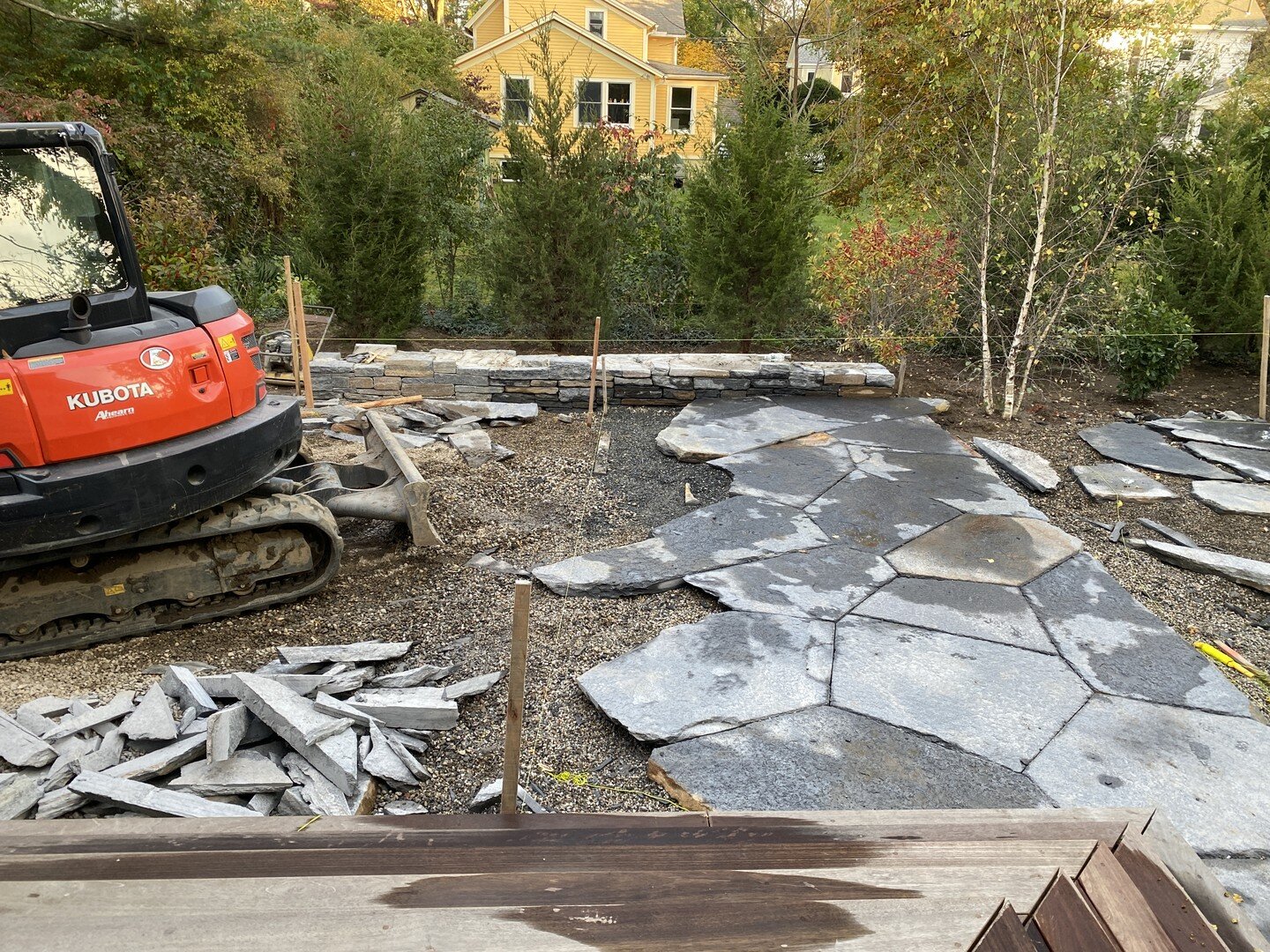 Last fall this #goshenstone patio was underway and now this #countrygarden inspired backyard is nearly complete.

@msc_site.masonry.landscape 

#wolalandarch #landscapedesign #landscapearchitecture #landscape #thisislandscapearchitecture #westernma #