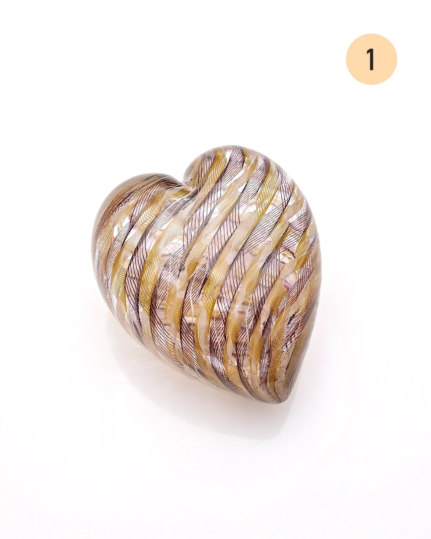 Which one is your favorite?!? 

First sneak peek 👀 at 20/100 hearts that will be available on the 22nd! This is the last restock of hearts until 2026- so if you have any birthdays or anniversaries coming up&hellip; now is your chance ;)