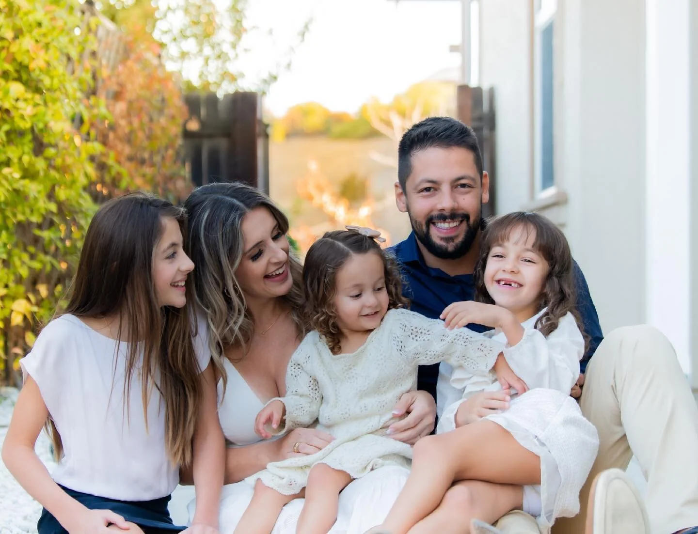 Friday is my favorite day of the week and also my favorite day to share with you all beautiful images here. Today I chose this beautiful family who had their family session in their home. We used their backyard as well and the children were very comf