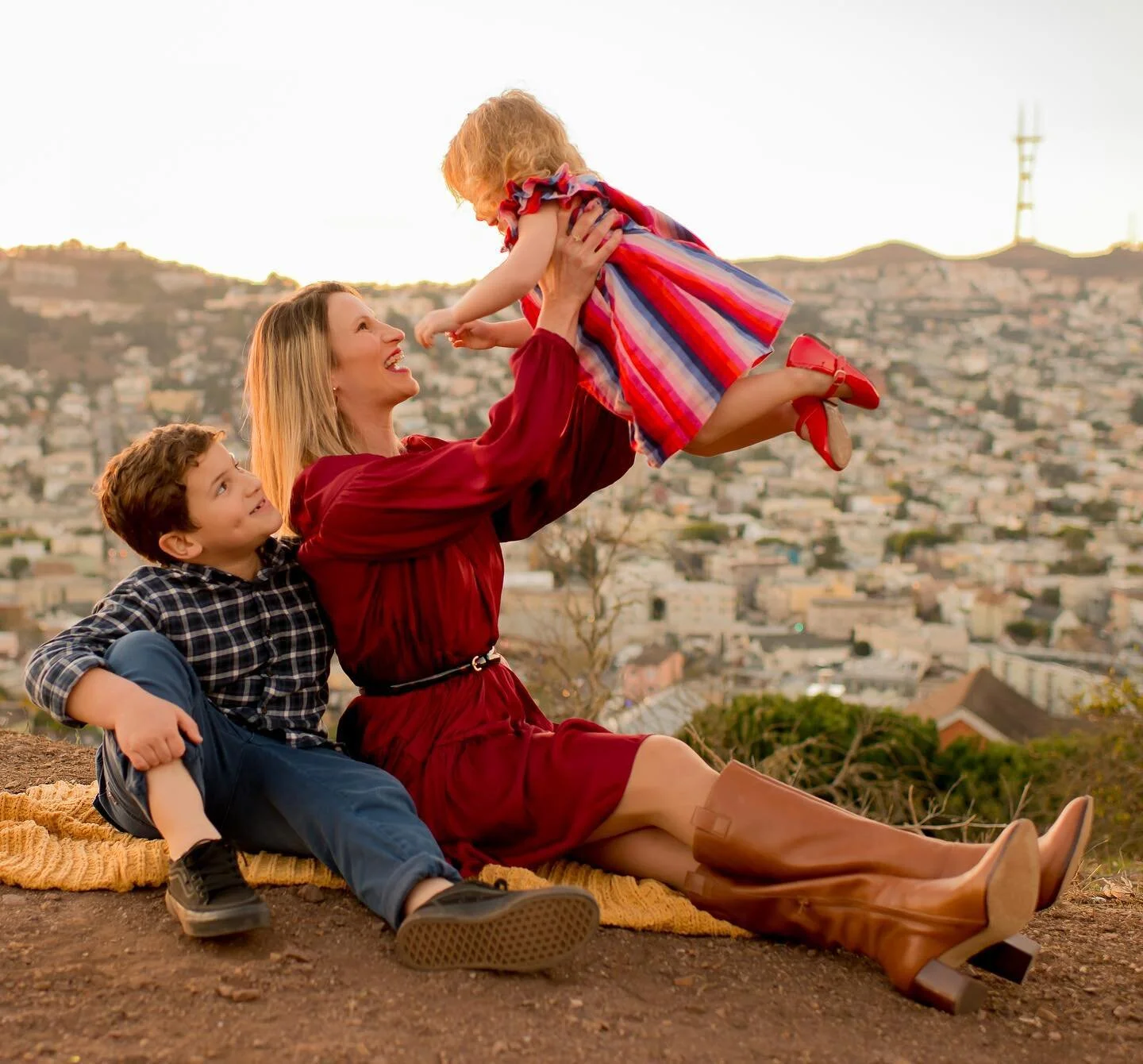 The tripod broke. Mia just wanted to run after the dogs but we managed to take some pictures and Enzo turned out to be my favorite photographer. I wish everyone a healthy, safe, and happy new year!!!
#familyphotography #lifestylephotography #sffamily