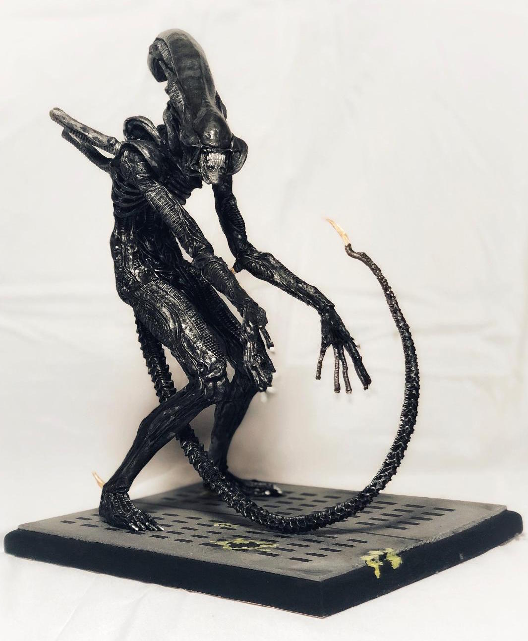 Custom Painted Alien Xenomorph Model Kit W Base Reel Art