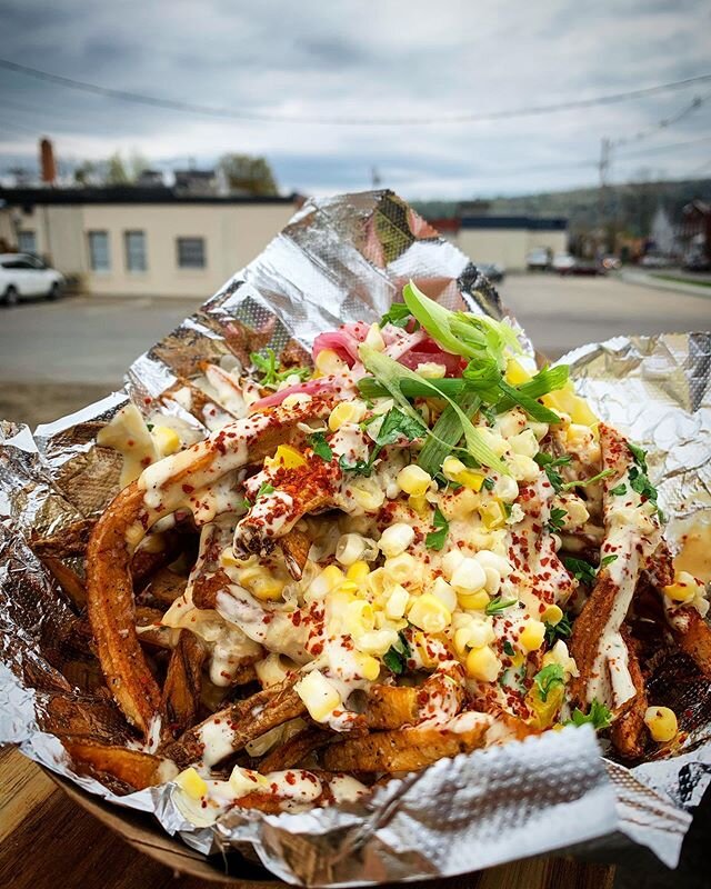 Happy Friday Snackheads! Do your mouth a flavor- pull off that mask and get #snackedinthemouth before the weekend #cheesefries style 🍟🤘🍟 These &ldquo;spicy corn-tine cheese fries&rdquo; are on point and on tap today from 11-3 @saltandlimenh
.
.
.
