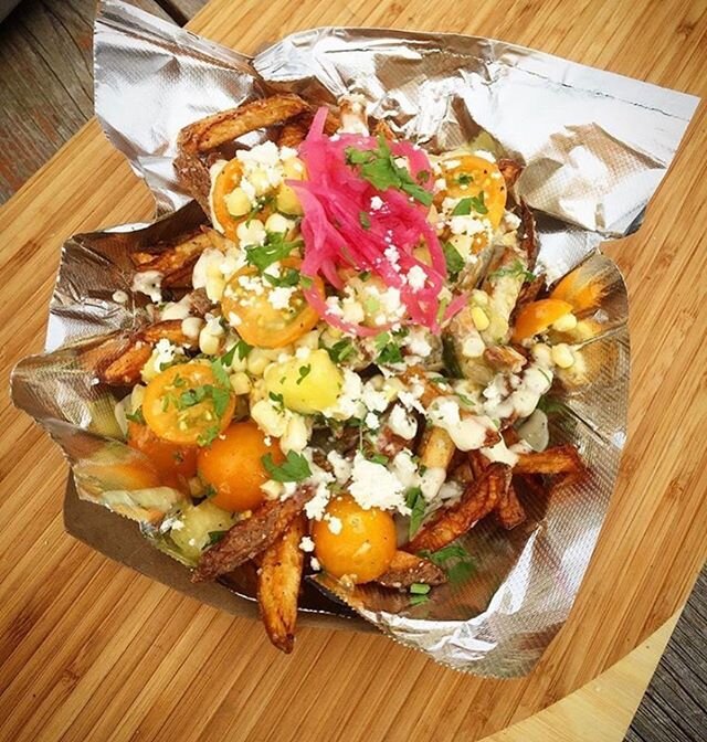 Finns&rsquo; Fries are back and ready to snack that mouth up. This hot mess of hand-cut fry bangatangness is covered in trailer cheese, fresh nectarines and corn, pickled veggies, house made farmers cheese, and garlic/vinegar aioli🍟Come get #lunchdr