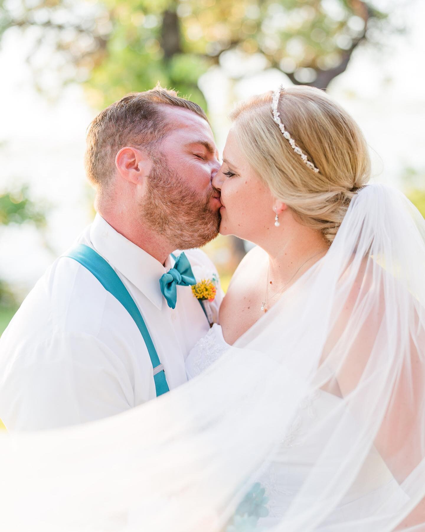 We are back home and it's time for the sneak peek you've been waiting for!! Seriously, give me ALL the waterfront weddings! I can't get enough! We had the most amazing weather, beautiful views, and a gorgeous couple. Here are few to enjoy while I fin