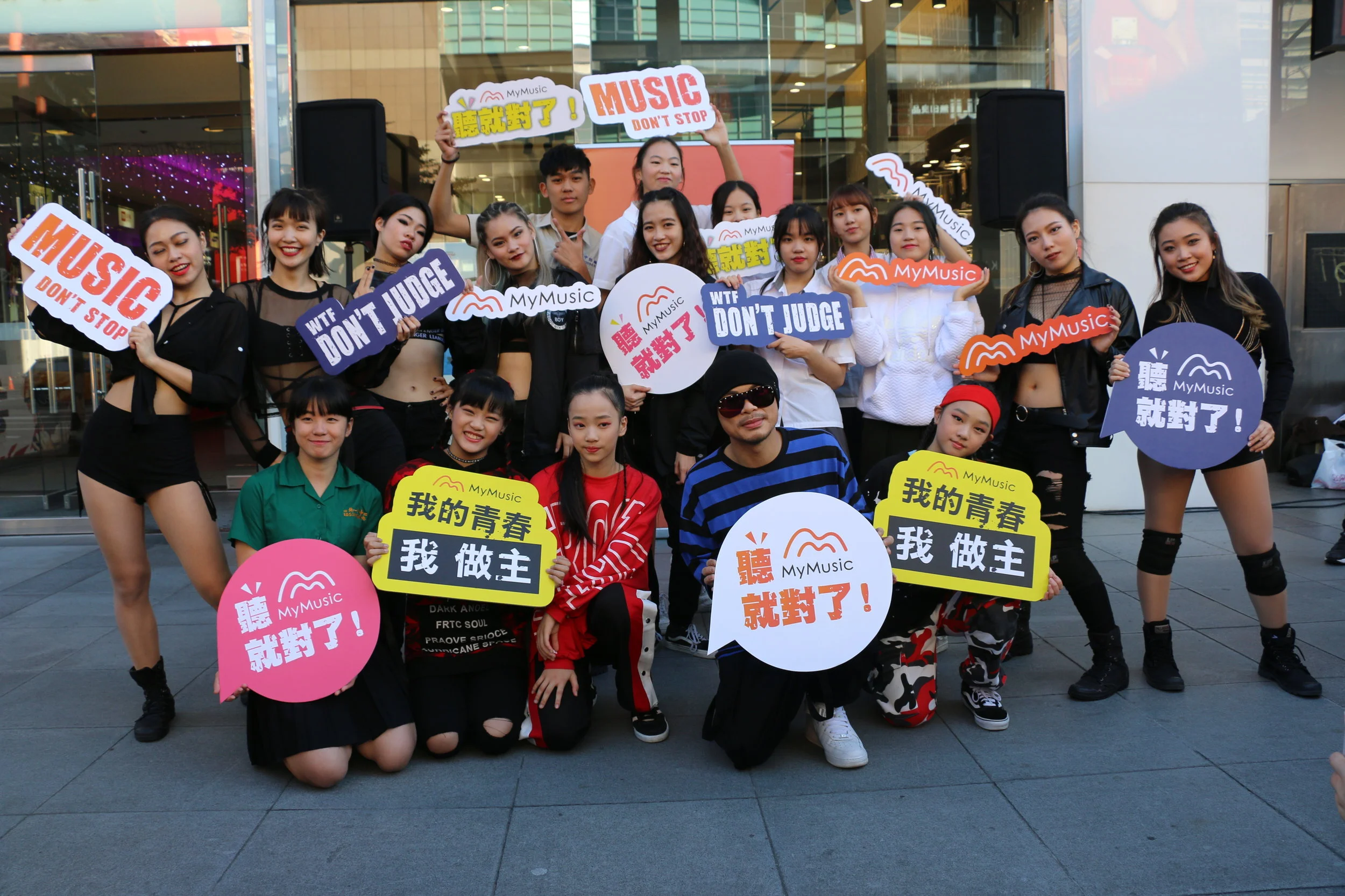 《WTF, Don’t Judge：Namewee 黃明志 X 街舞 信義威秀快閃》- 漂向北方現場版影音拍攝