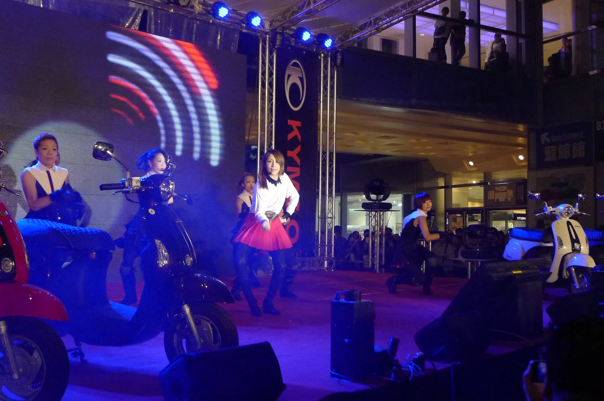 1011222蕭亞軒高雄簽唱會執行 (1).JPG