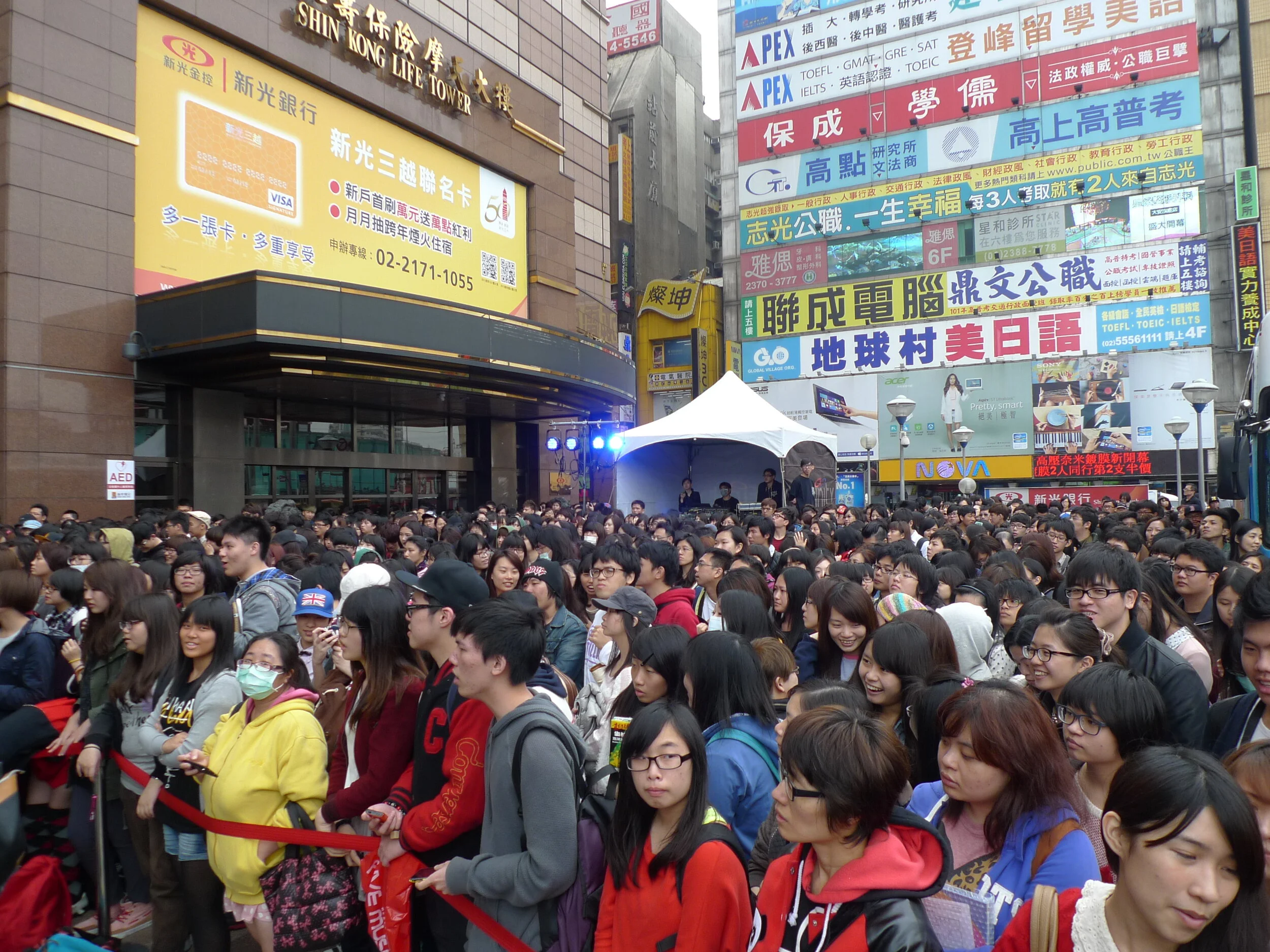 1020330蘇打綠台北新光三越站前簽唱會 (2).JPG