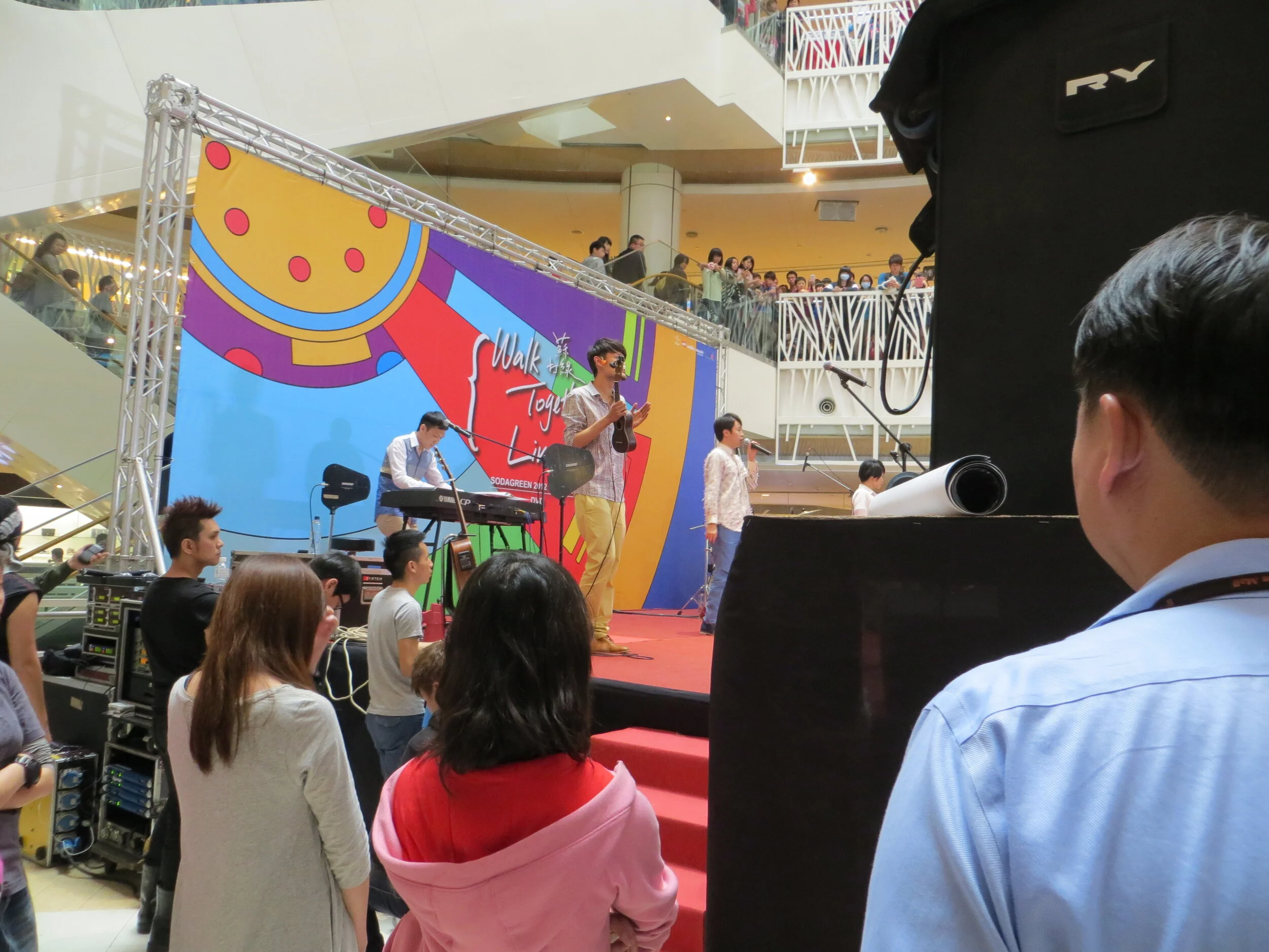 1020331蘇打綠高雄夢時代簽唱會 (1).JPG