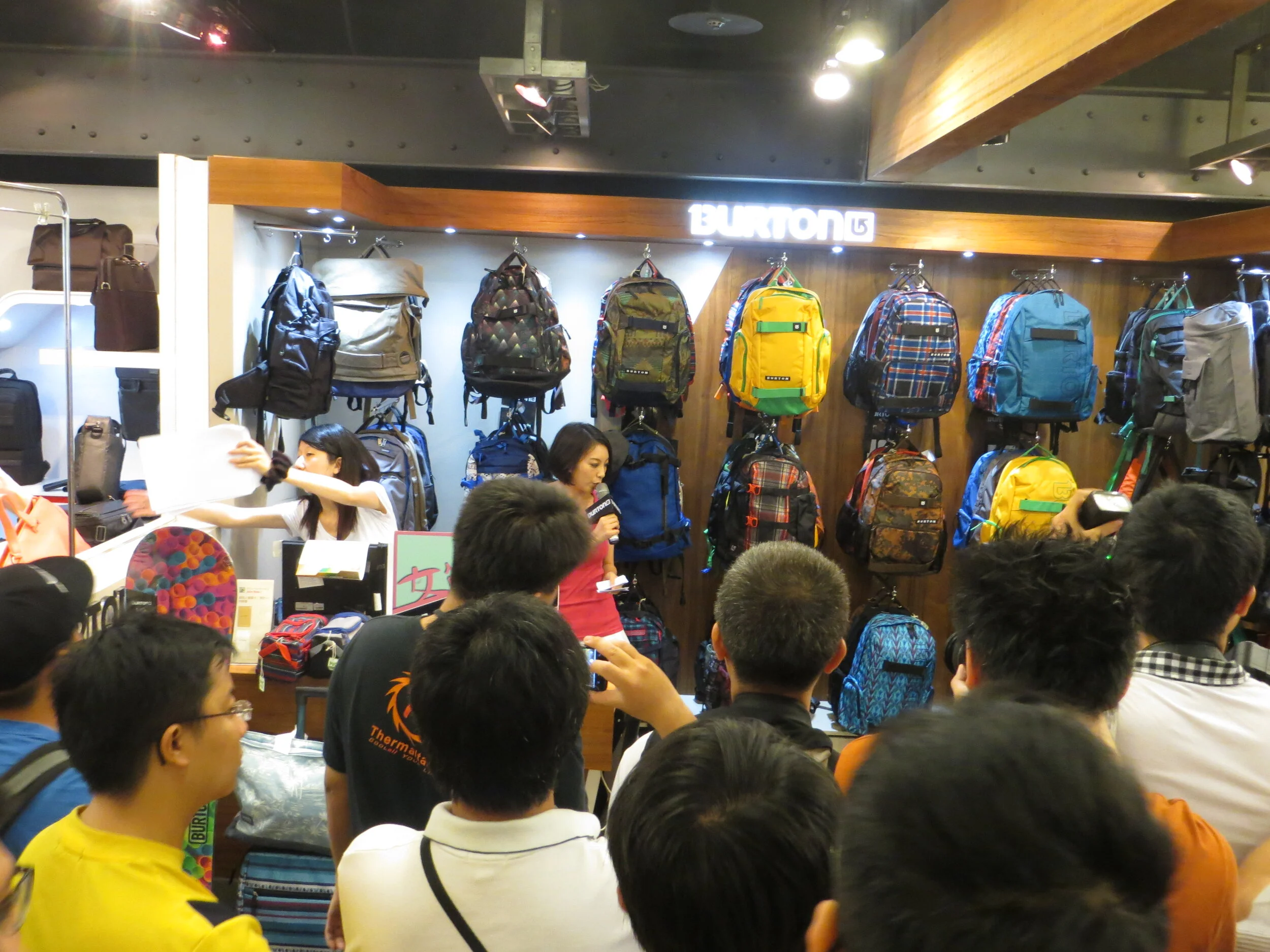 20140518麻吉娛樂西門誠品burton櫃位一日店長活動 (7).JPG