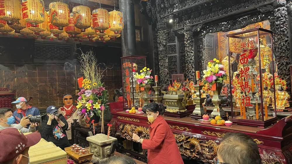 20220131嘉慶君遊臺灣-西螺福興宮太平媽除夕萬人開廟門活動參拜宣傳_廟內參拜32.jpg