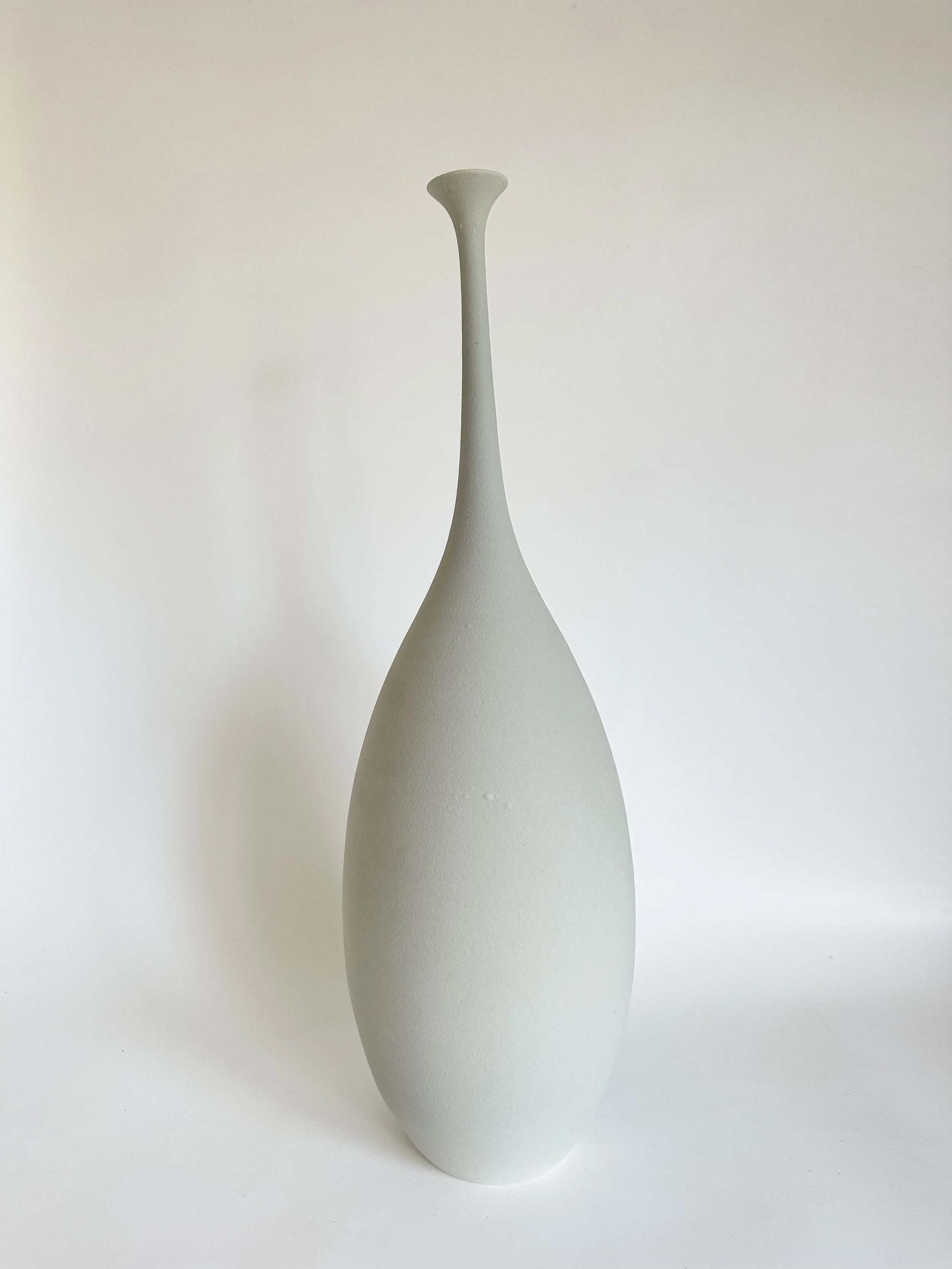 medium teardrop dry light grey