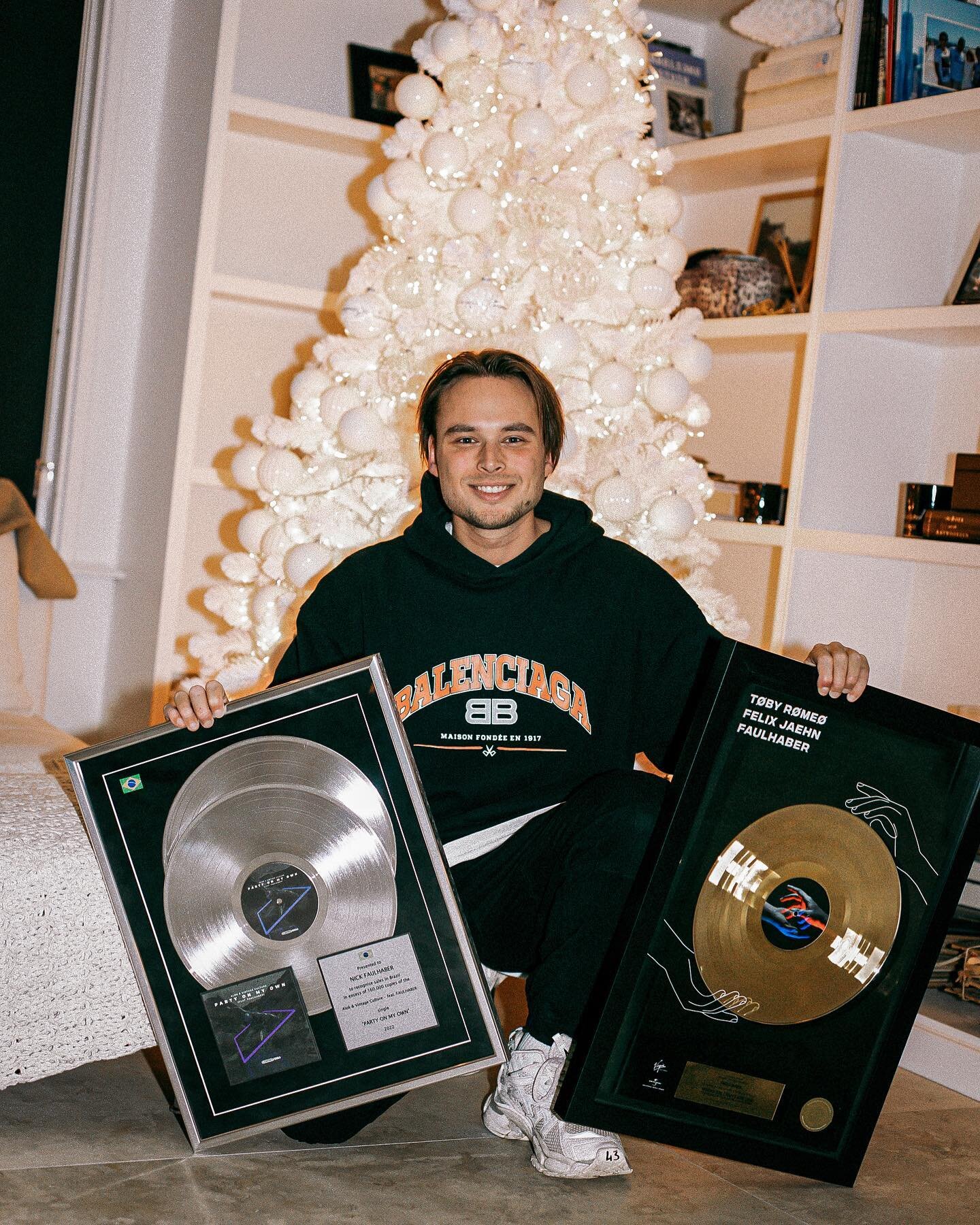 MERRY CHRISTMAS 🎄📀💿 I received the best Christmas gift ever!! &ldquo;Where The Lights Are Low&rdquo; went GOLD in Germany and &ldquo;Party On My Own&rdquo; double PLATINUM in Brazil!! 🤯🤯

These are things you&rsquo;re dreaming of when you start 