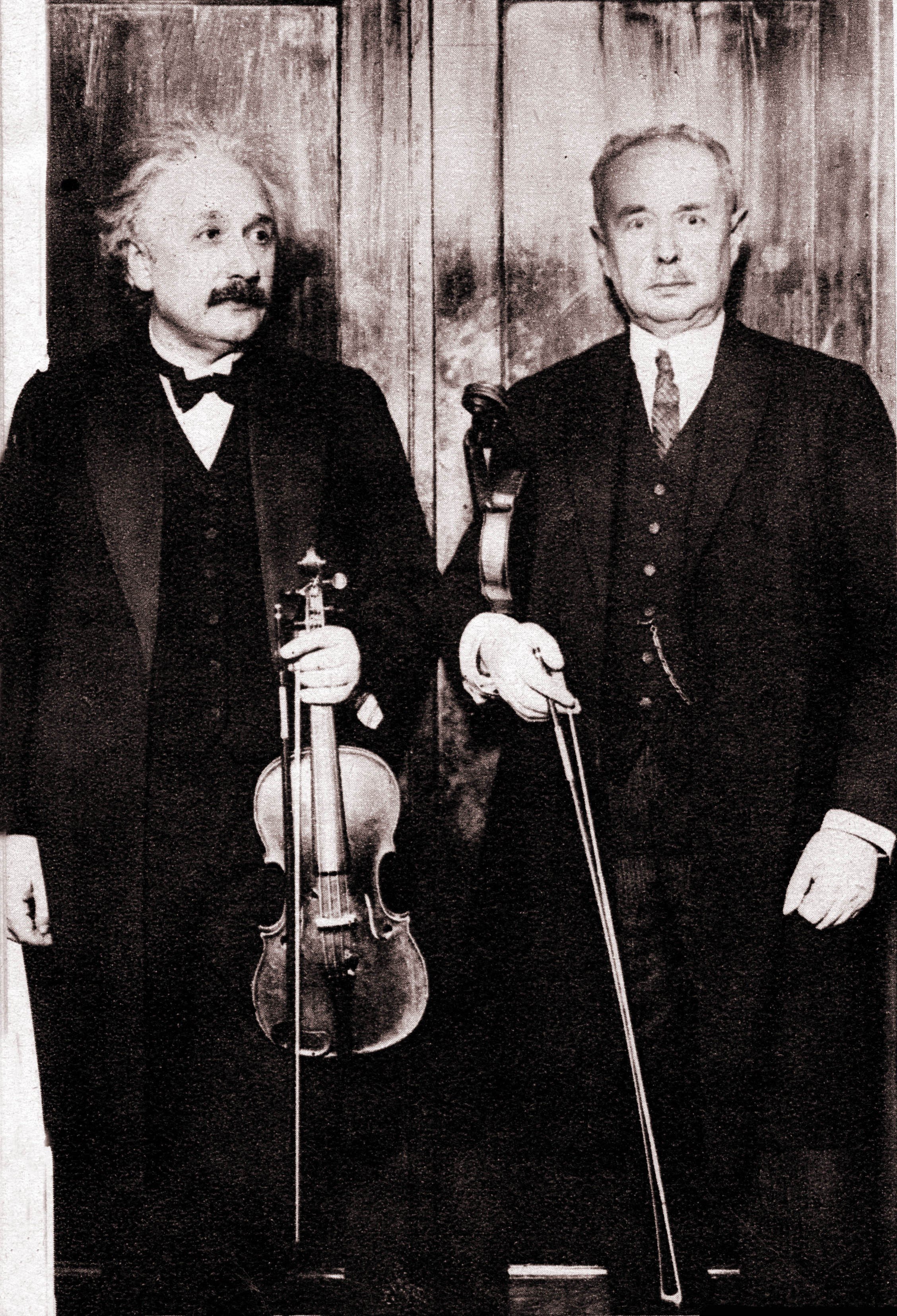 Einstein_played_the_violin-The_synagogue_was_a_charity_concert_in_Berlin_-_The_Hungarian_Pest_Diary_-_Pictures_Sunday_-_February_9th_1930.jpg