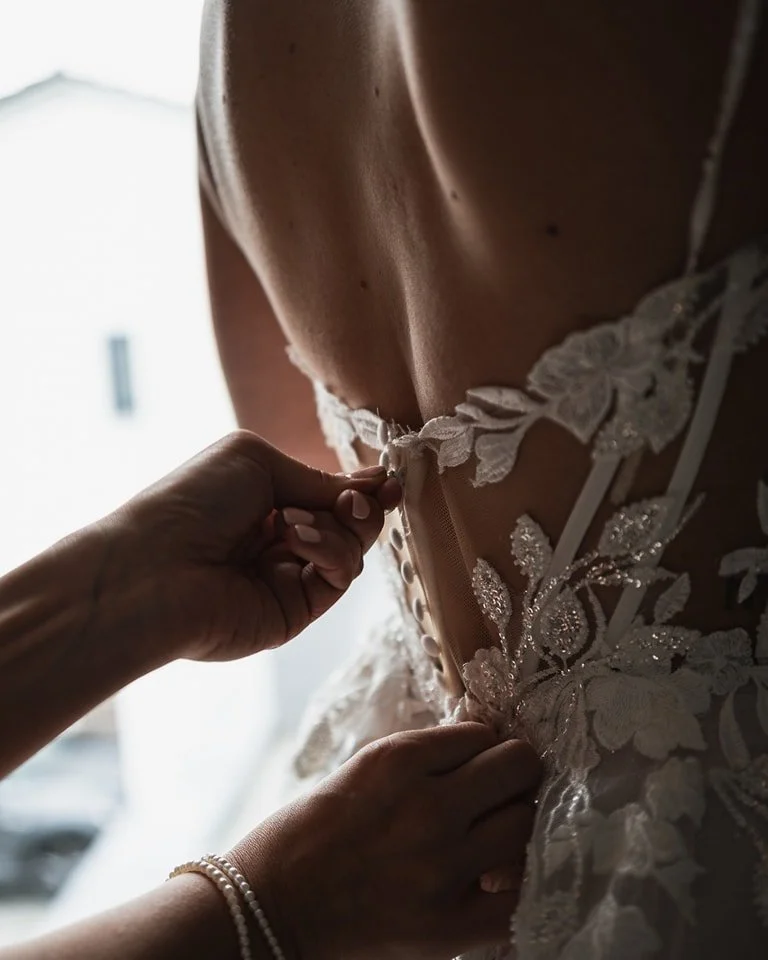 "Liebe ist der Stoff, den die Natur gewebt und die Phantasie bestickt hat." - Voltaire
 #hochzeitsfotografie #hochzeit #kösching #bayern #braut #bräutigam #brautpaar #couplegoals #ingolstadt #bayern #thesemoments #loveisintheair