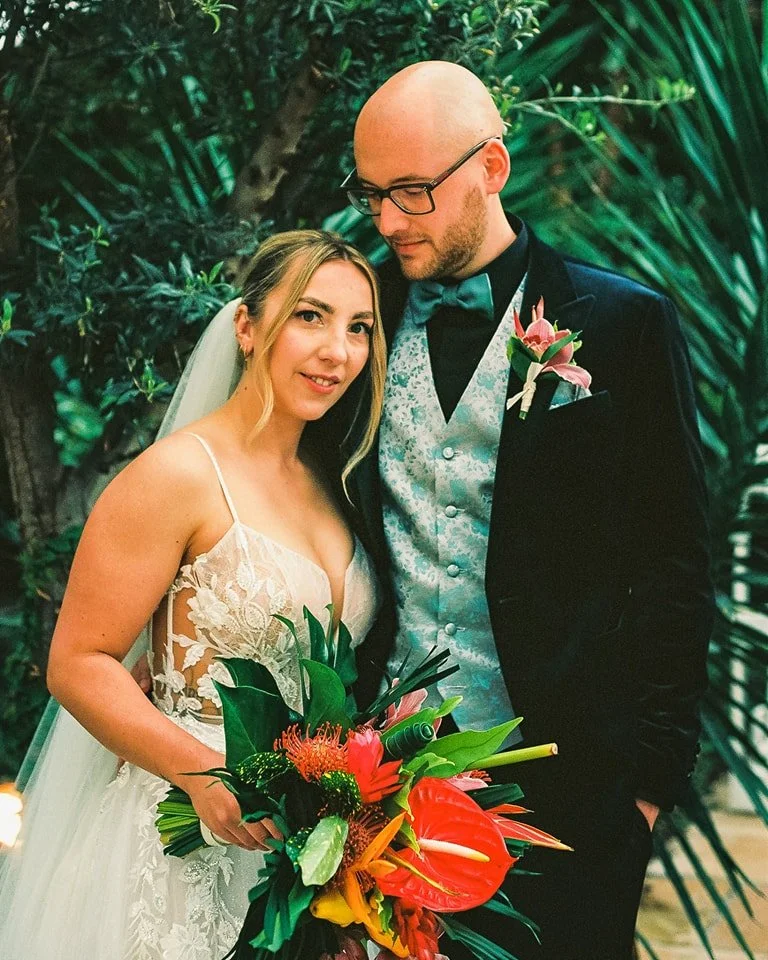 "Gibt es etwas Beglückenderes, als einen Menschen zu kennen, mit dem man sprechen kann wie mit sich selbst?" - Cicero
🎞️ Auf jeder Hochzeit gibt es auch einige Fotos auf "altem" Kleinbildfilm 🎞️
#analog #kodak #proimage10