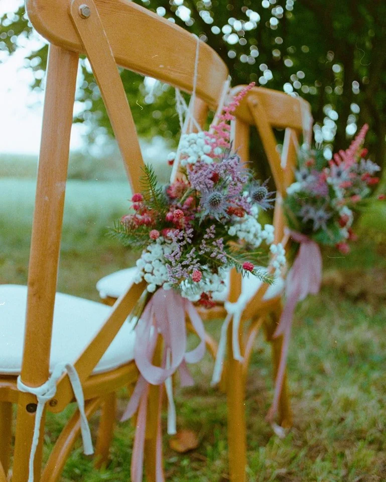 "Ein königlicher Thron für die Braut, geschmückt mit zarten Blumen – bereit für den schönsten Tag des Lebens." 🤵👰💐
Festgehalten  auf Film. 🎞️
#karlshuld #neuburg #hochzeitsfotografie #hochzeit #kösc