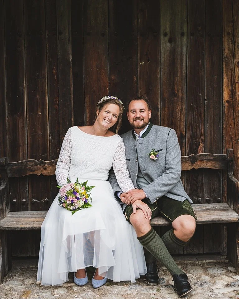 "Gemeinsam alt werden, wie zwei Buchseiten, die mit den Jahren an Wert gewinnen. Unsere Liebe ist das Kapitel, das wir Seite für Seite füllen, mit Falten des Lachens und Zeilen der Liebe. Ein lebenslanges Buch, geschrieben in der Tinte