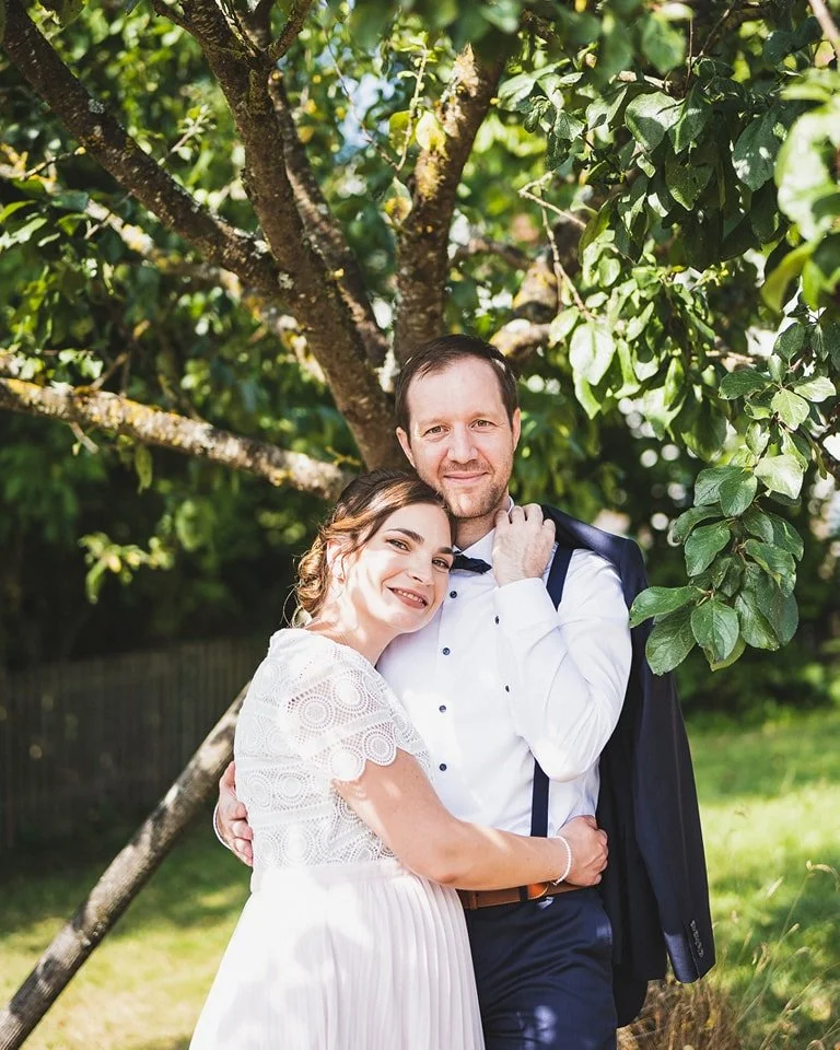 "Die Liebe ist wie ein Baum, tief verwurzelt und ständig wachsend. Jeder Jahresring erzählt von gemeinsamen Erlebnissen, während unsere Äste sich in den Himmel der Zukunft erstrecken. Gemeinsam wachsen wir weiter – star