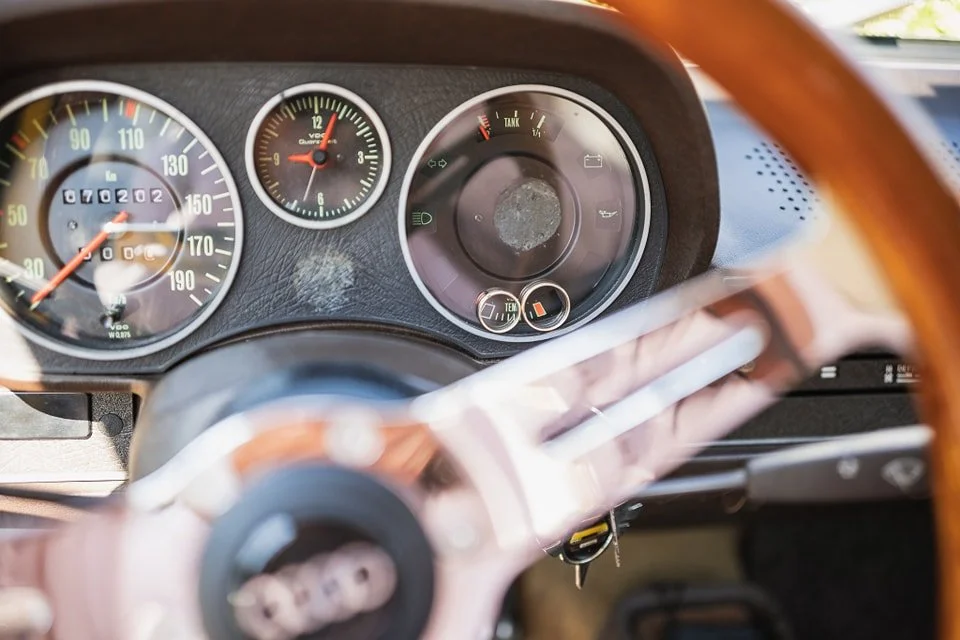 "Die Ehe ist wie ein Oldtimer – mit den Jahren wird sie nur wertvoller, die Spuren der Zeit machen sie einzigartig und die gemeinsamen Abenteuer machen sie unvergesslich. Liebe für die Ewigkeit."
 #kasing  #hochzeitsfotografie #