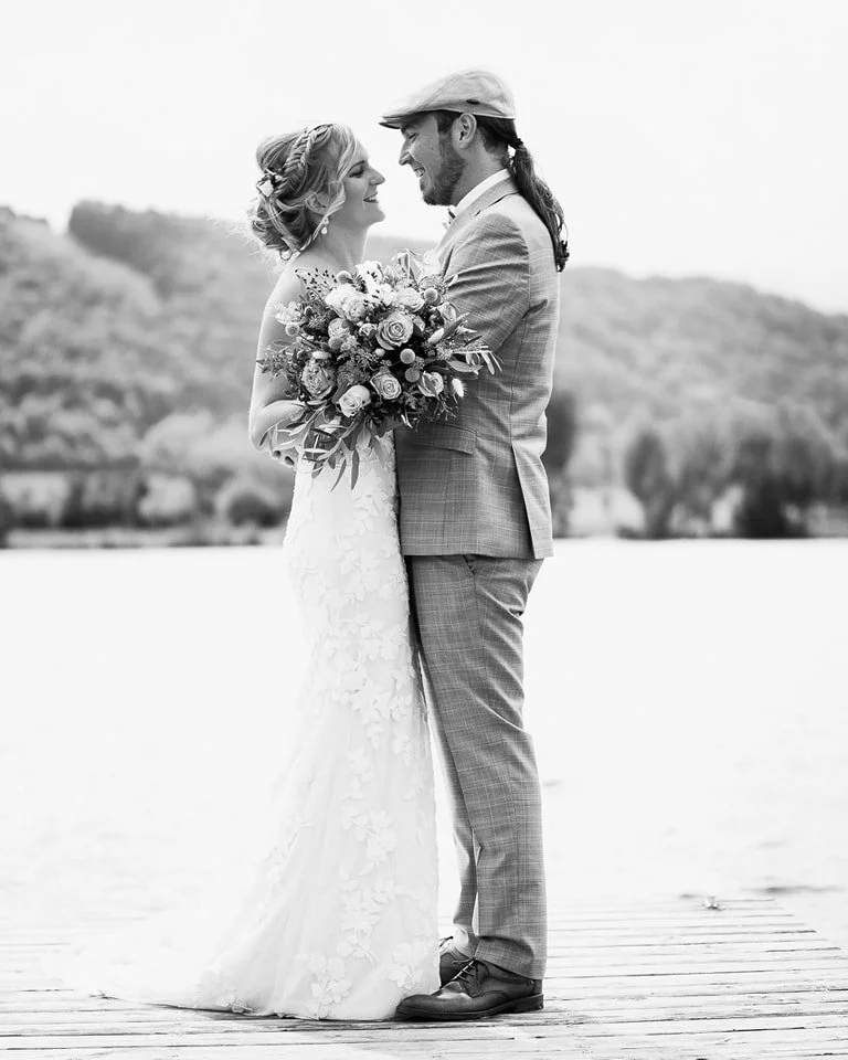 "Das gemeinsame Glück zweier Menschen ist nichts anderes als zwei kleine, nebeneinander geritzte Striche in die Unendlichkeit." - Robert Musil
 #beilngries #altmühltal ##kratzmühle  #hochzeitsfotografie #hochzeit #kösch