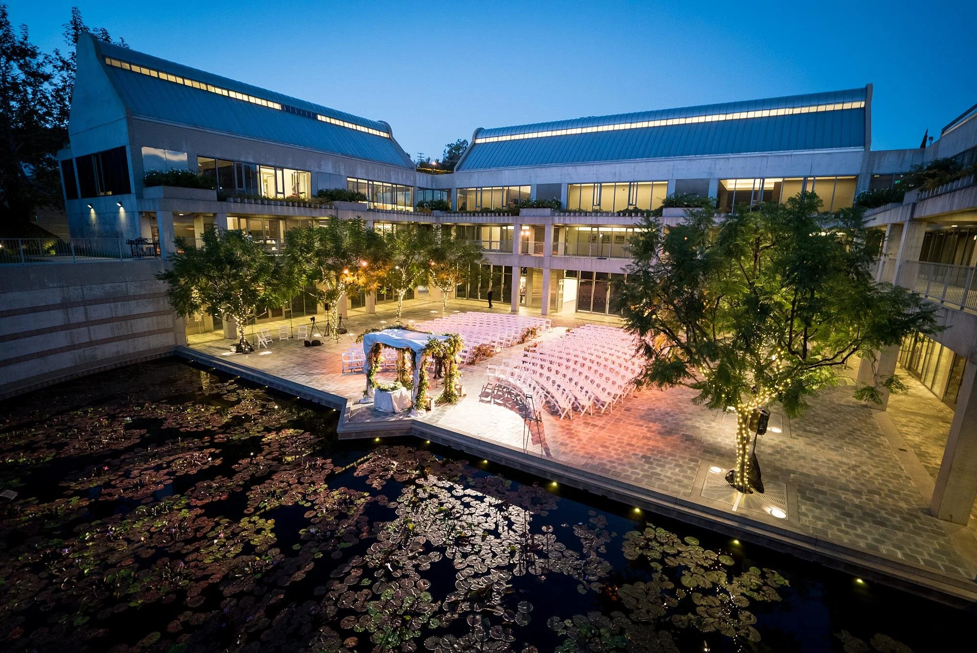 Evening wedding ceremony in Taper Courtyard at the Skirball Cultural Center