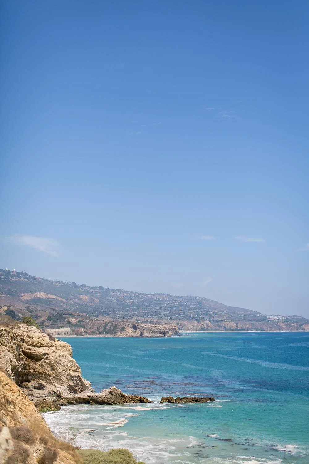 Scenery of dramatic cliffs and ocean view at Catalina View Gardens