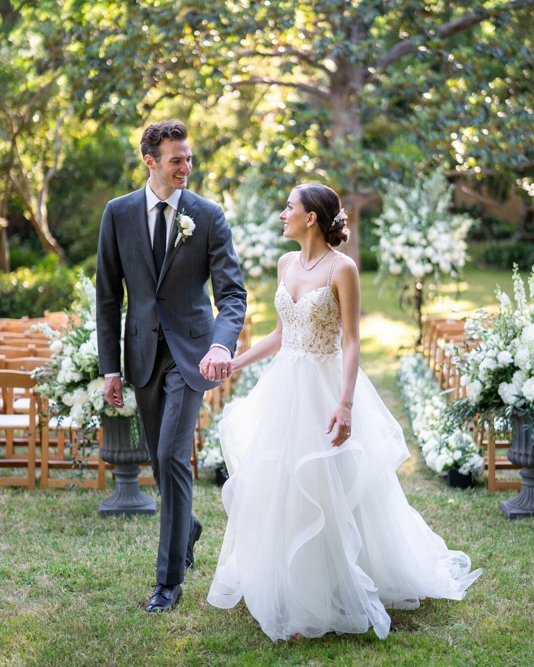 This is everything we love about weddings.⠀⠀⠀⠀⠀⠀⠀⠀⠀
.⠀⠀⠀⠀⠀⠀⠀⠀⠀
@joieweddingsla @jacobmaarseflorist @david_et_fleurs @tacer_losangeles @jaclynsbridal @just_ask_dana @cara_sees
. ⠀⠀⠀⠀⠀⠀⠀⠀⠀
#modernbride #elegantbride #classicbride #whitedress #allaboutt