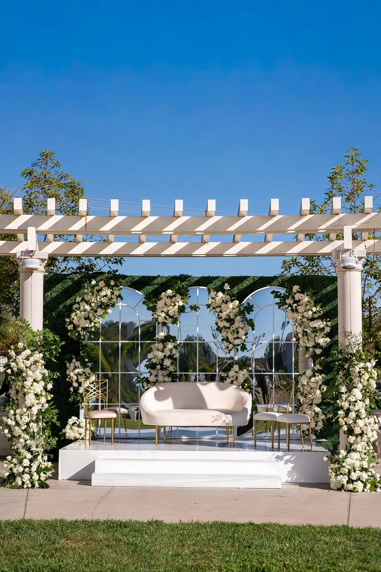Wedding bedeken at Landmark Mission Hills with outdoor seating decorated in white roses