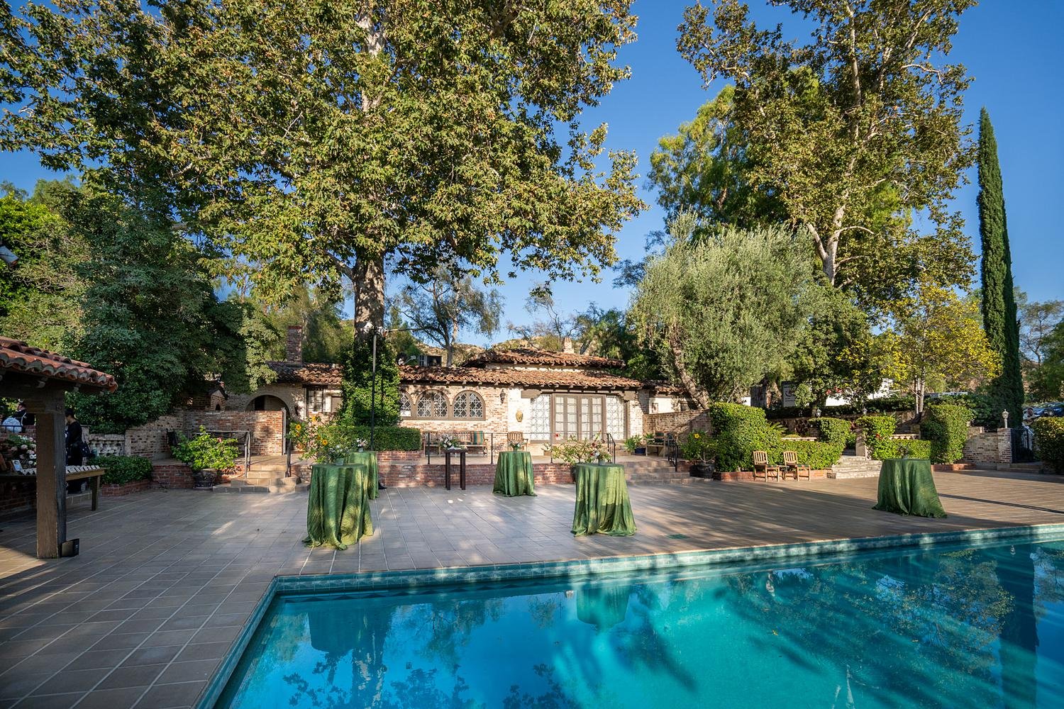 Cocktails near the Sitting Bull historic building during a wedding at Hummingbird Nest Ranch