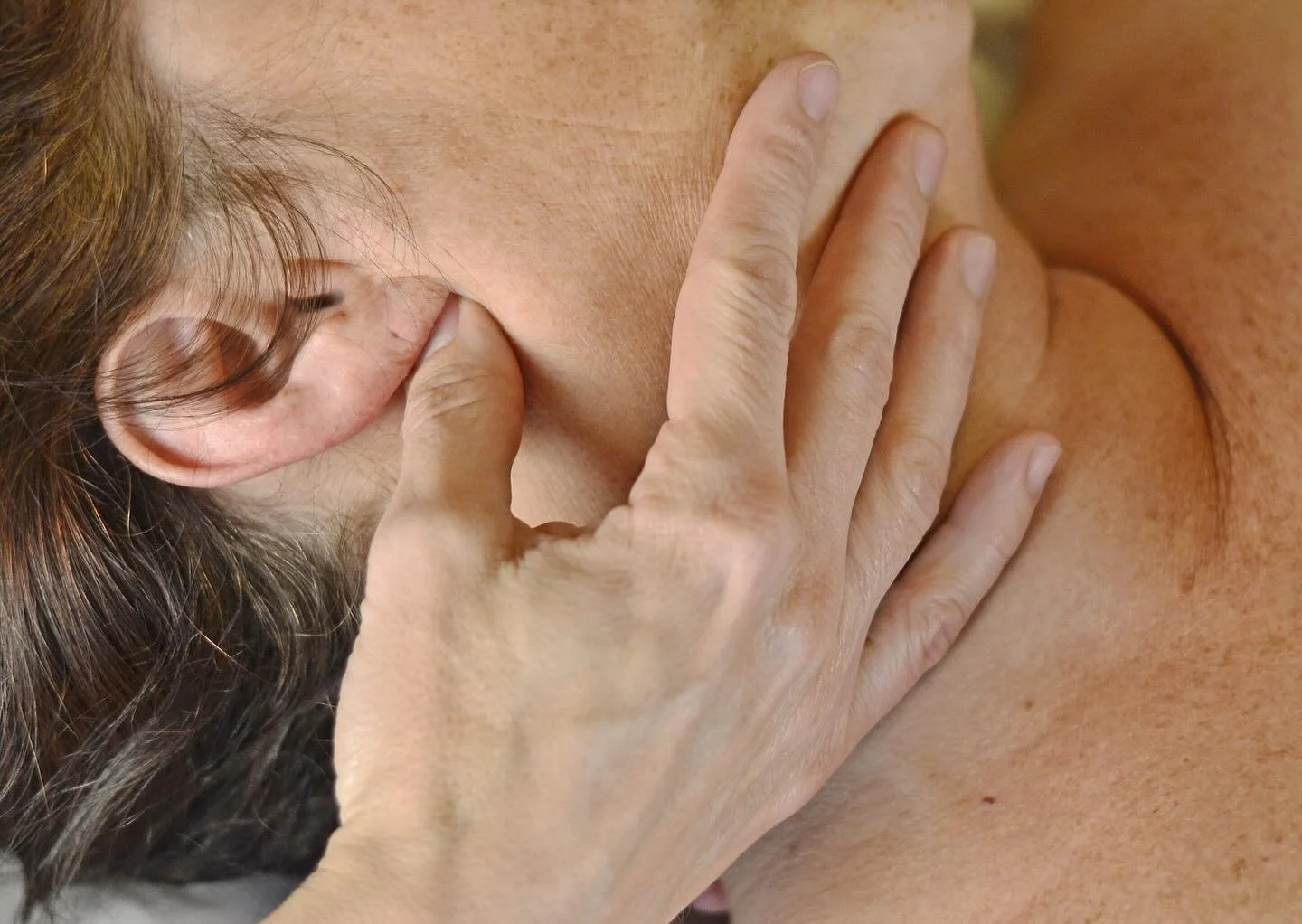 Let&rsquo;s talk jaw pain&hellip;😬

Your TMJ (temporal mandibular joint) connects your jaw to your skull. It works hard every day performing tasks like chewing, talking and yawning. But when stressed, it can lead to a discomfort called TMJD.

TMJD p