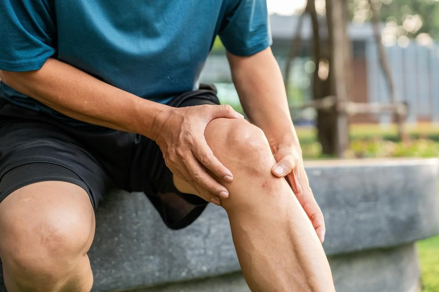Runner&rsquo;s Knee (ITB Friction Syndrome)? What you &lsquo;knee&rsquo;d&rsquo; to know&nbsp;🤓🏃🏽&zwj;♀️&zwj;➡️
.
This pain problem occurs when the&nbsp;iliotibial (ilio-tib-ial aka ITB) band&mdash;a tough, strap-like tissue from the hip to the ou