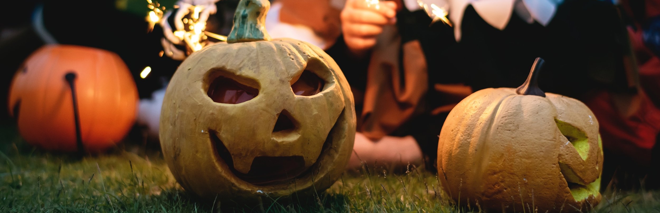 boys-carved-pumpkin-celebration-1371178.jpg