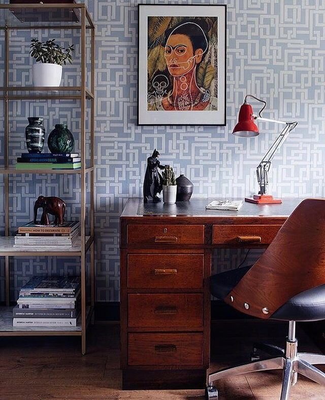 Monday morning is right around the corner, and WFH is still in full effect over here. Love this office space by @seasonsincolour. The paper by @farrowandball is divine 💙🤎