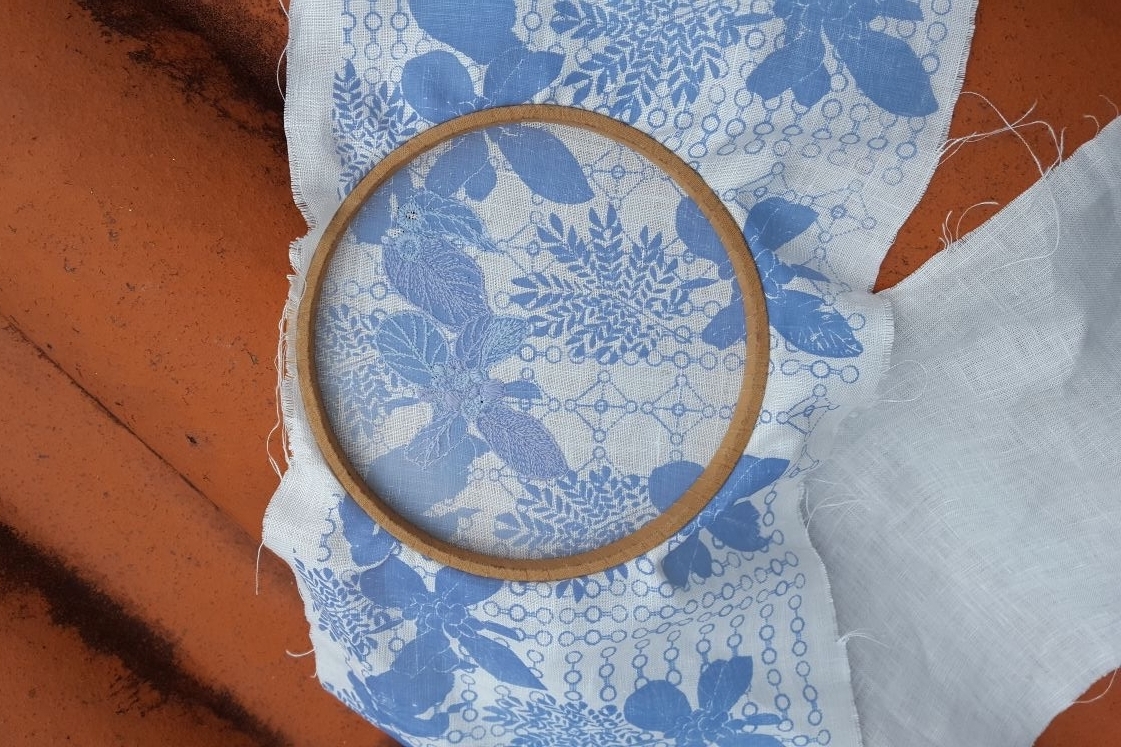 Photochromic pigment and thread used for screen printing and embroidering pattern