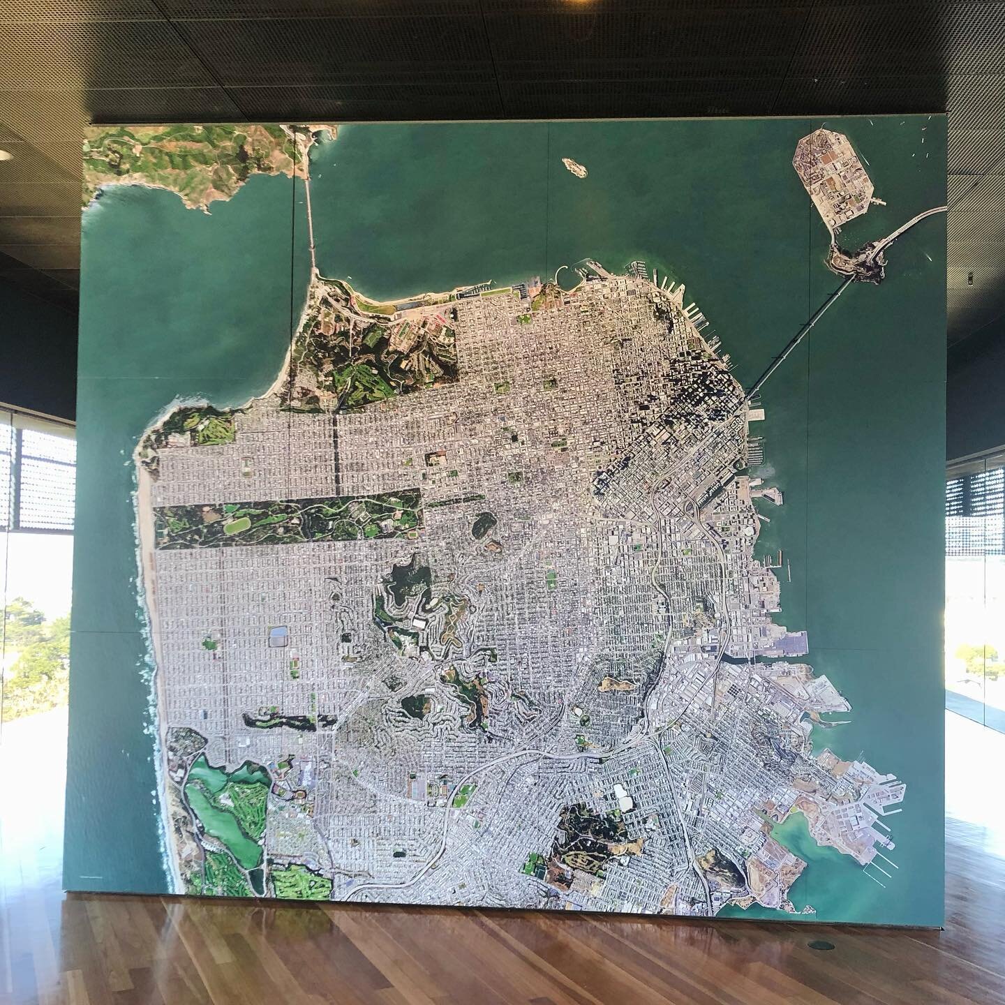 One of the BEST spots in #SF is the Hamon Observation Tower at the @deyoungmuseum - great views of the city and it&rsquo;s free!! Oh and it has a brand new satellite mural - the previous one was 17 years old! Go check it out on a sunny day!  Always a