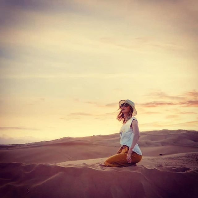 🇨🇵 S'il y a bien une chose a ne pas rater pendant vos vacances a Dubai : c est bien le coucher du soleil Dans le desert. 
Merci a la belle @coocooningaddict pour cette belle prise. 
Voici toutes nos activites Dans le desert :  https://www.beyond-du