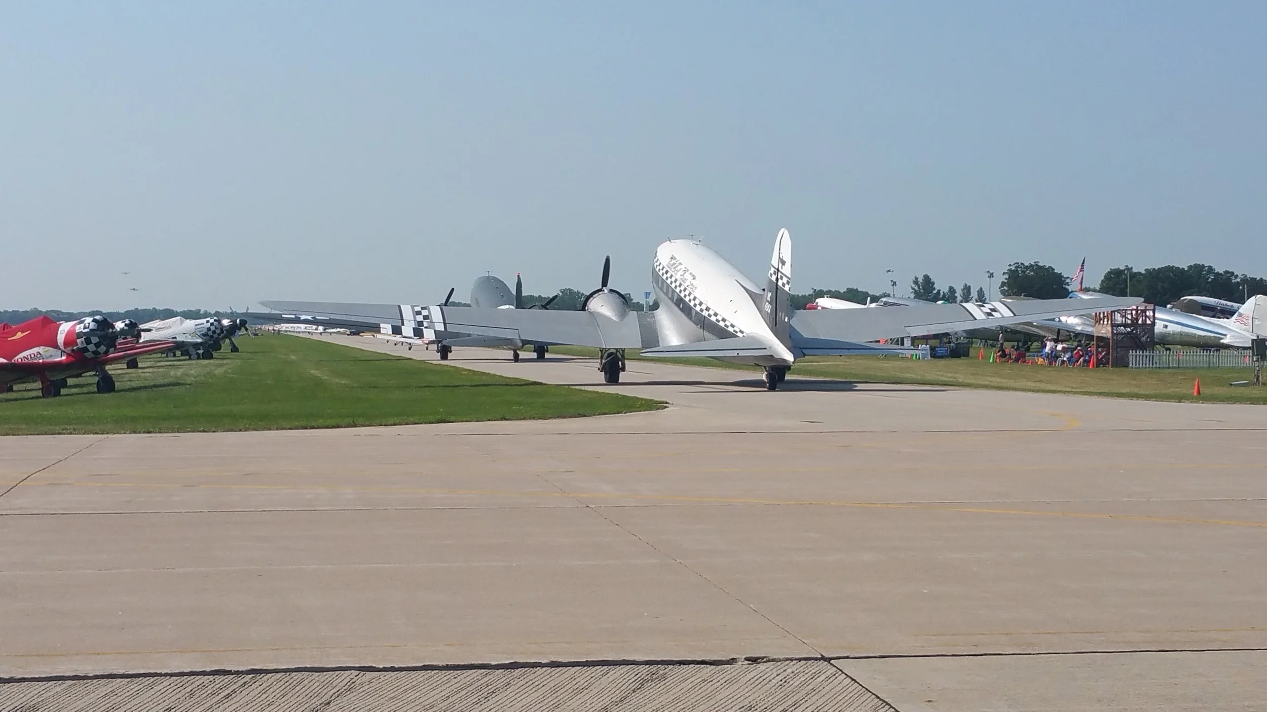Oshkosh 2019_So. Point Conga Line_03 (2019-07-25).jpg