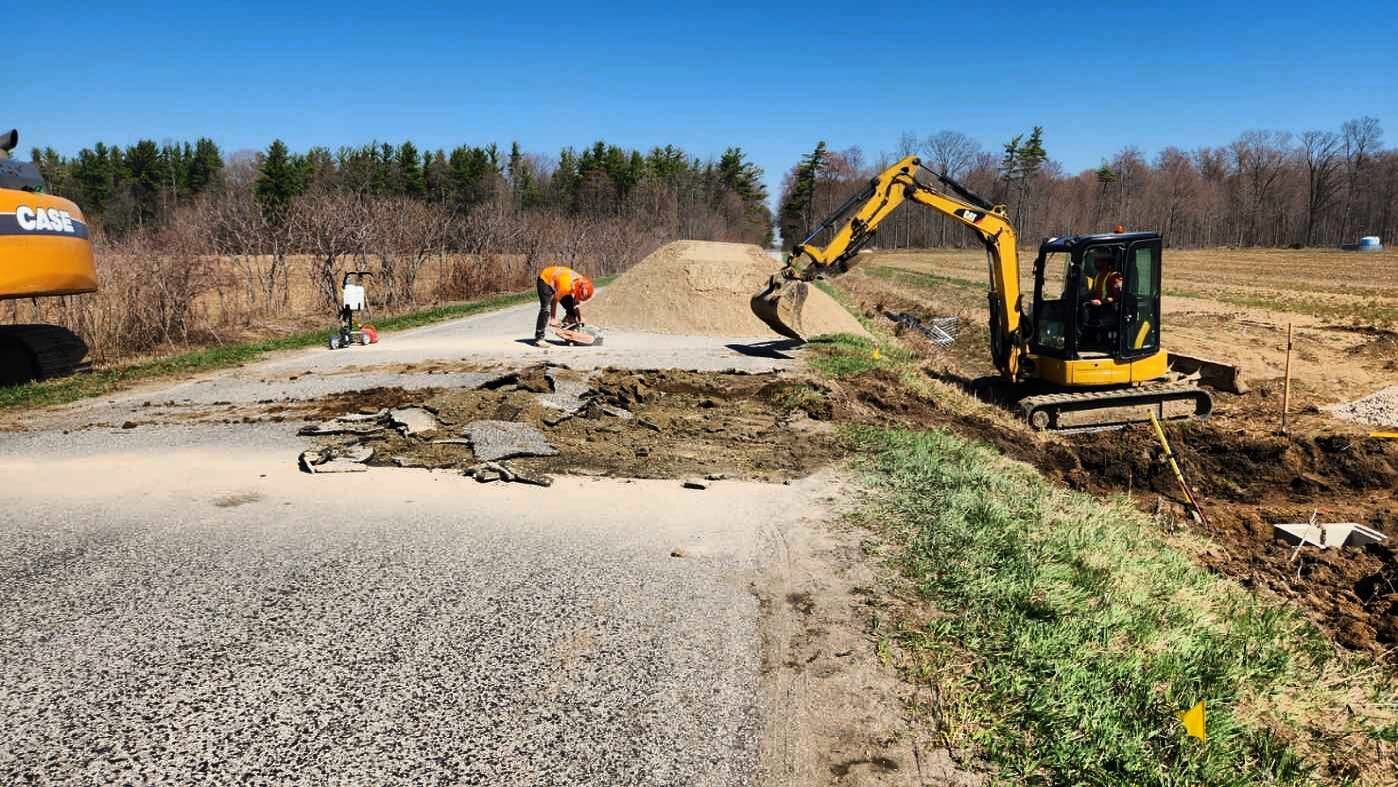 Working with our friends at @newdayexcavation on a road crossing as part of the Garnham Drain - North Branch #civilengineering #drainage #sprietassociates #ldnont #norfolk