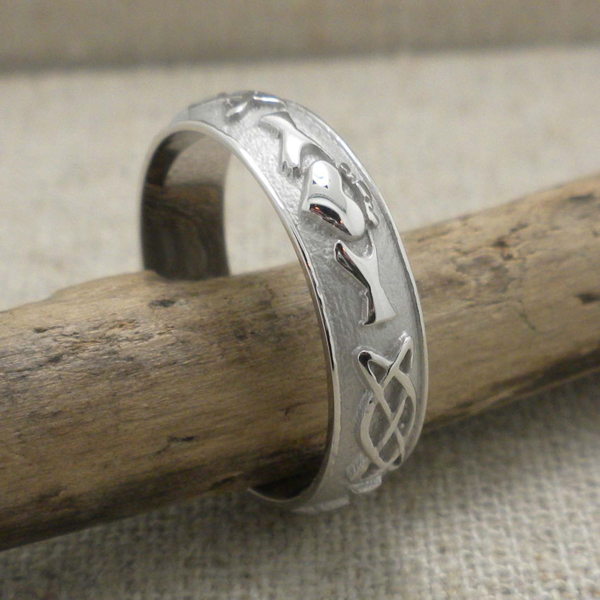 Boru Claddagh Wedding Band