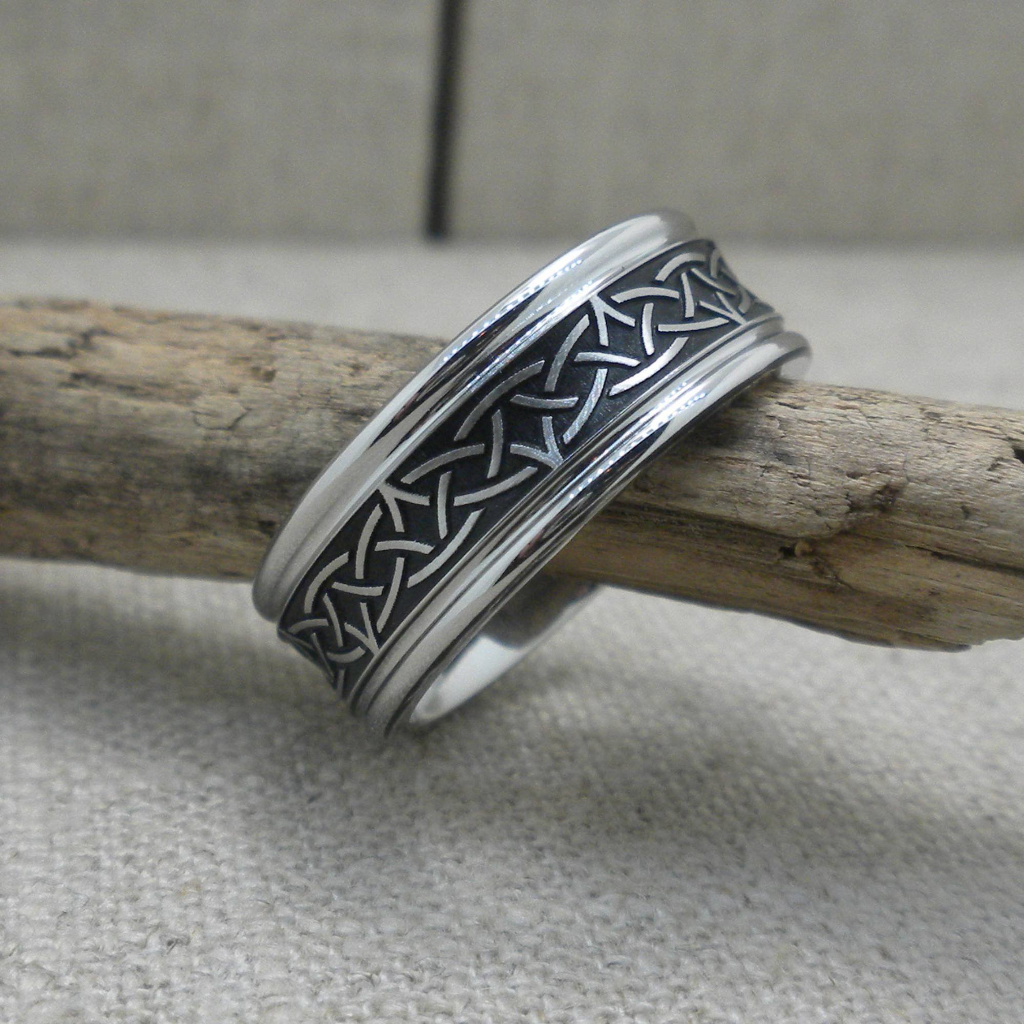 8 mm wide Celtic wedding Ring