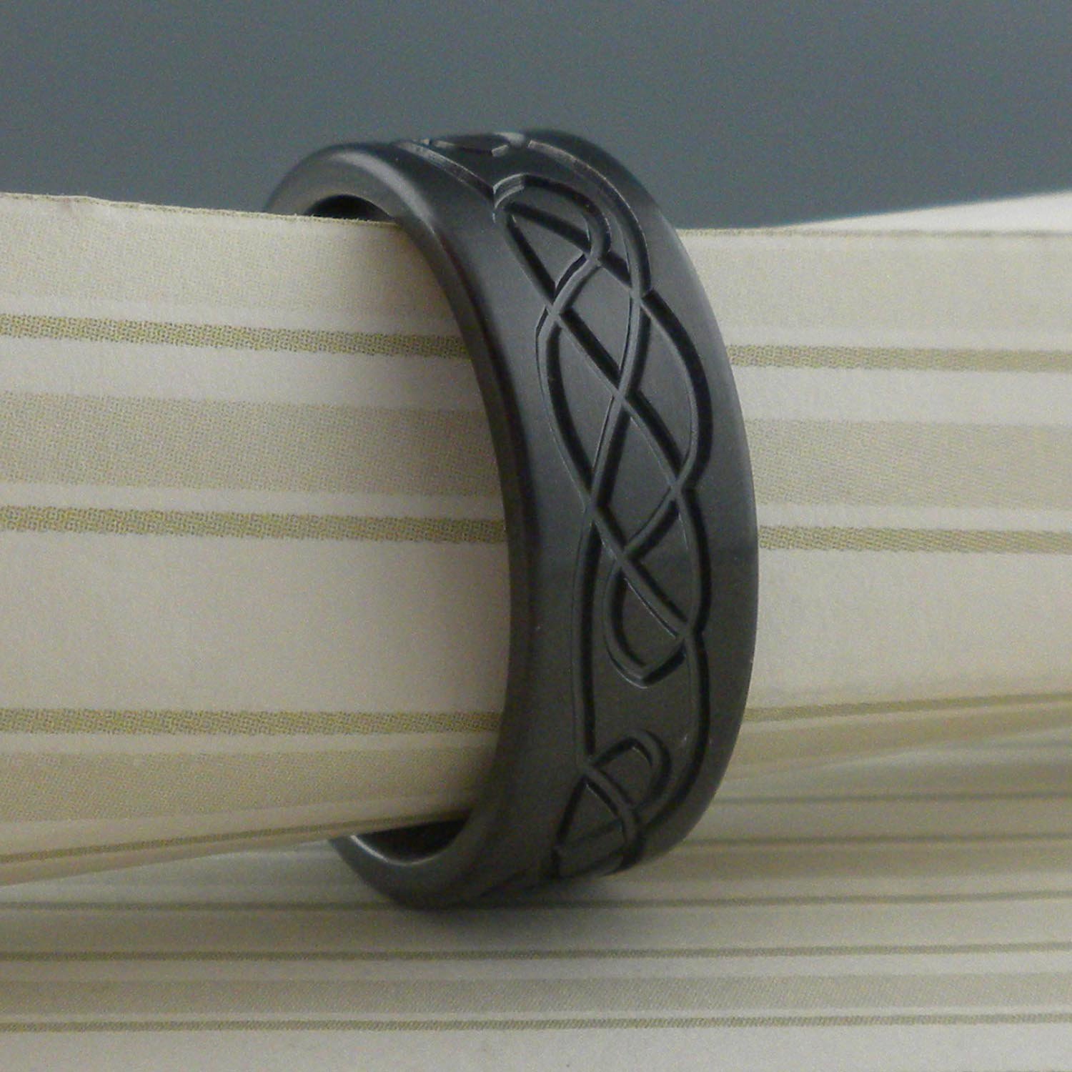 GETi-4062B-Black-Celtic-Wedding-Ring (1).jpg