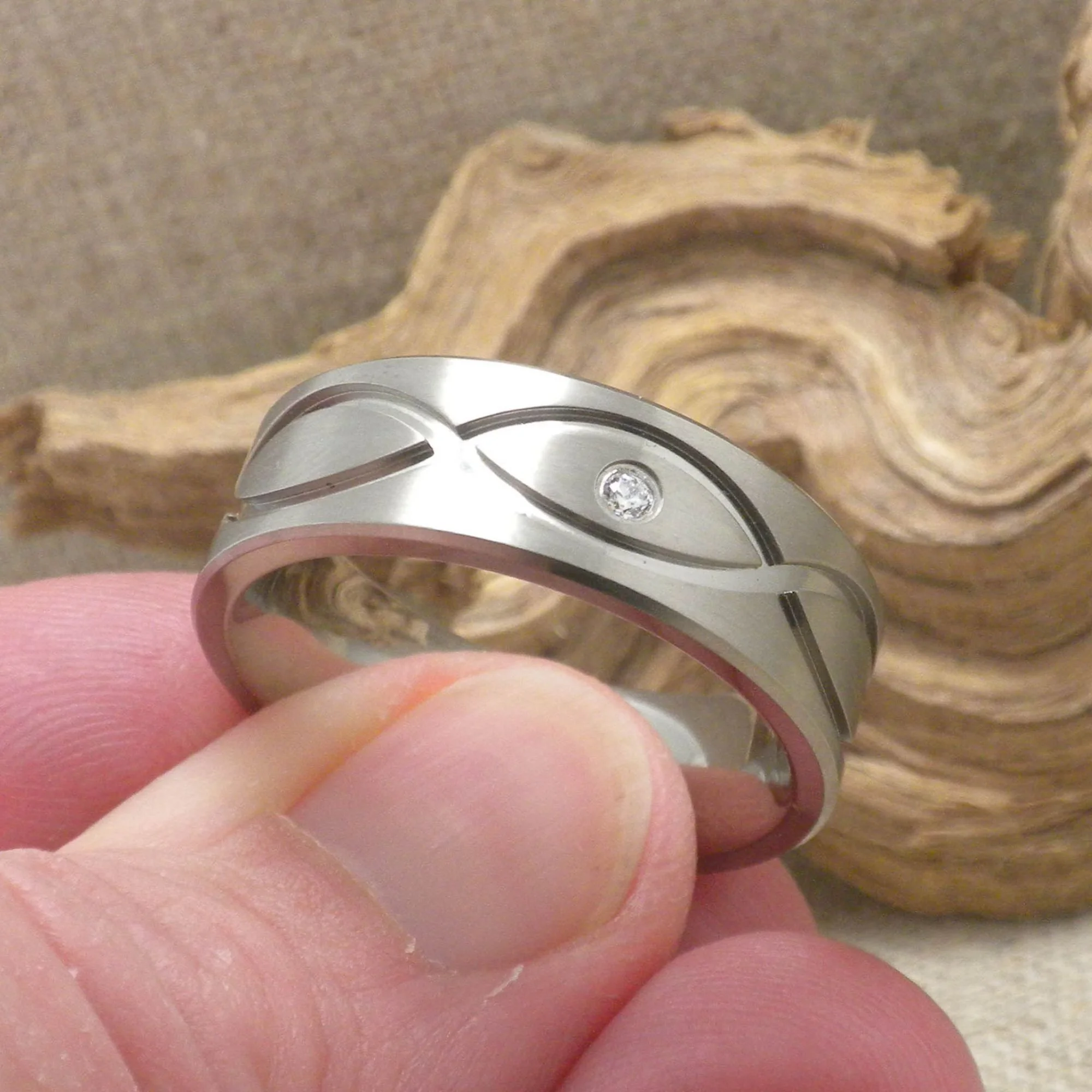 04-GETI-2293FXDS-3PNT-titanium-wedding-band.jpg